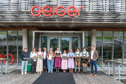 "Eine Gruppe an Geehrten vor dem Geiger Gebäude in Oberstdorf."