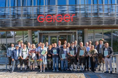 Gruppenfoto bei der Jubilarsfeier der Geiger Gruppe, zu sehen sind die geehrten Mitarbeiterinnen und Mitarbeiter mit den drei Gesellschaftern