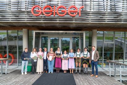 "Eine Gruppe Schulabsolventen mit Josef Geiger und dem Geigerpreis"