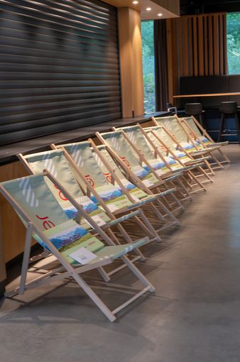Liegestühle in den Farben der Geiger Gruppe für alle Neurentner bei der Rentnerfeier 2025 in der Kantine in Herzmanns.