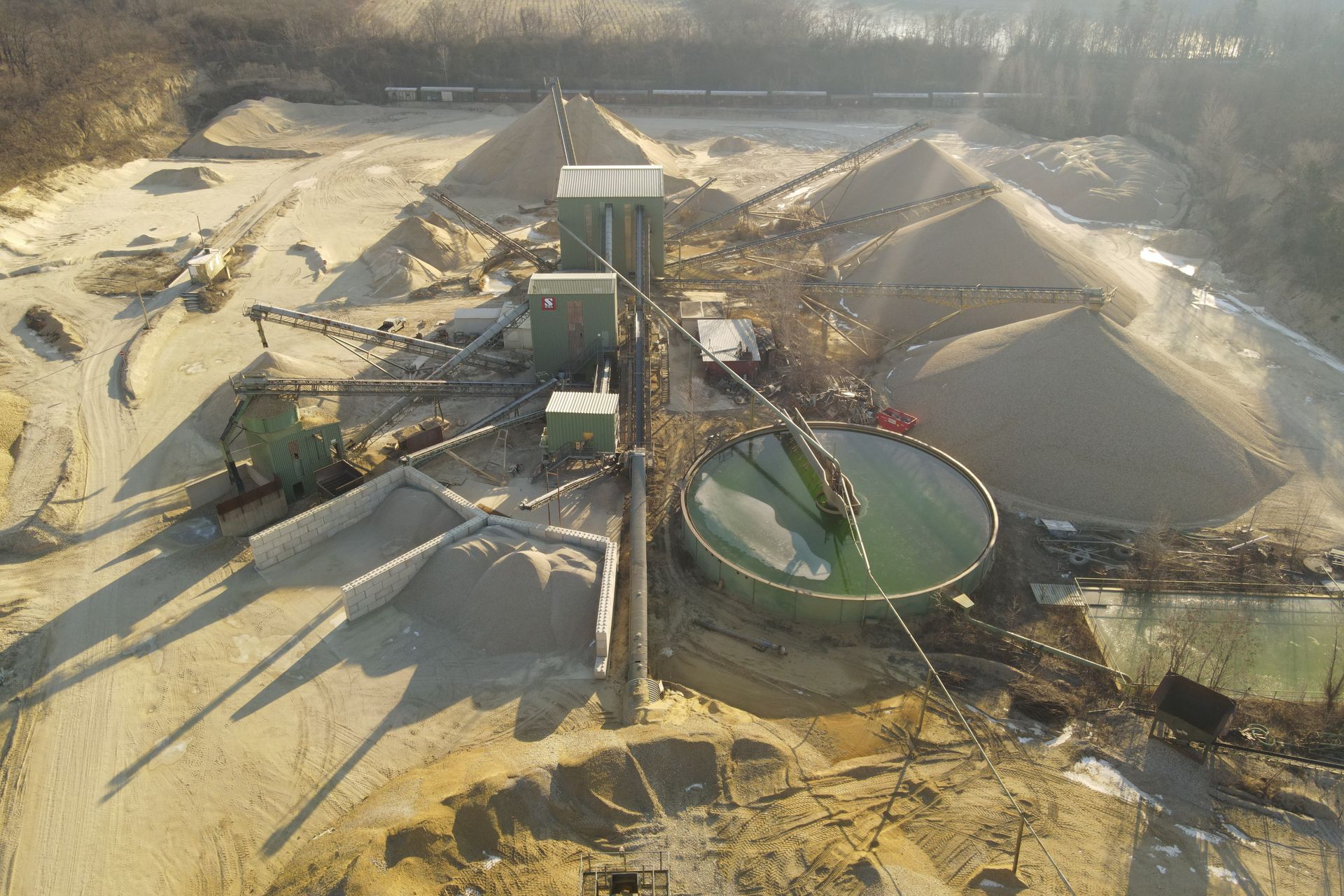 Geiger Anlage zur Kiesgewinnung in Schönkirchen aus der Luftaufnahme.