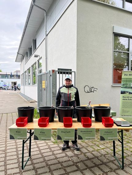Ein Auszubildender der Geiger Gruppe beim Aktionsstand der Geiger Gruppe auf der Lehrstellenbörse