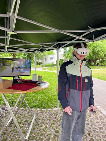 Ein Auszubildender der Geiger Gruppe bei der Allgäuer Lehrstellenbörse in Kempten mit einer VR Brille