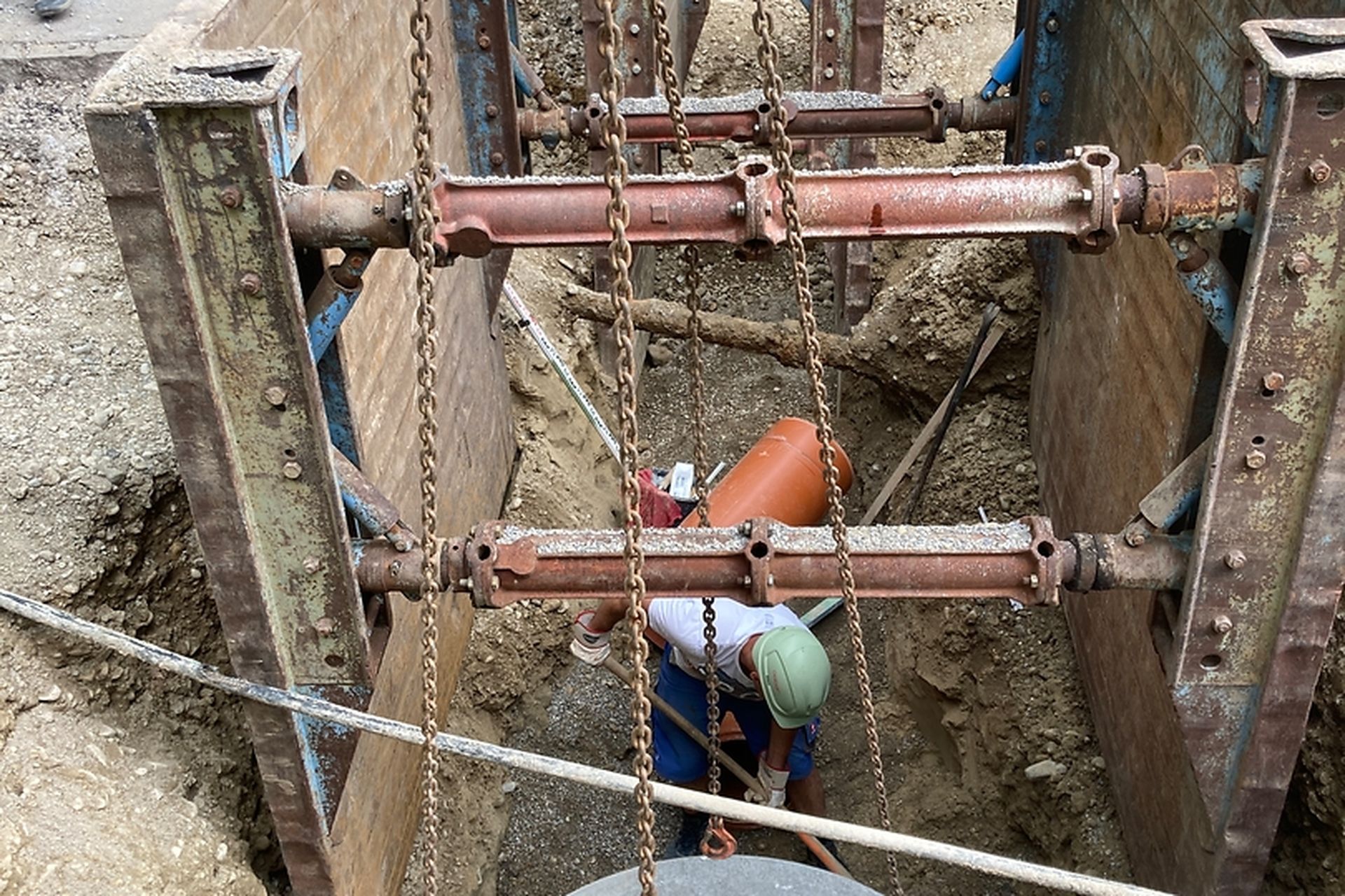 Ein Mitarbeiter der Firma Geiger auf der Baustelle in Altusried