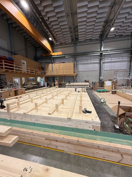 Boden eines Holzmoduls in der Fertigung bei Geiger Holzsystembau Wangen.