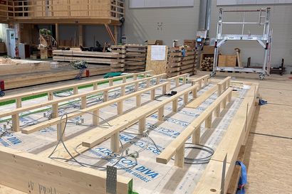 Herstellung eines Holzmodul in der Fertigungshalle von Geiger Holzsystembau Wangen.