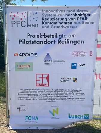 Ein Banner des PFCLean am Pilotenstandort in Reilingen.