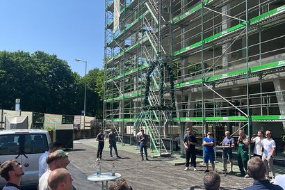 Publikum beim Richtfest vom Projekt Alfred-Nobel in Augsburg.