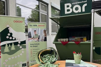 Der Messestand der Allgäuer Lehrstellenbörse in Kempten mit Aufsteller zur Ausbildung bei Geiger und verschiedenen Werbemittel der Geiger Gruppe.
