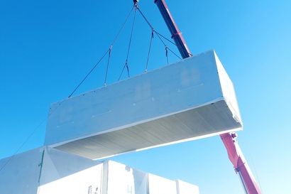 Die dreidimensionalen Massivholz-Module werden mit einer recycelbaren Schrumpfflachfolie abgedeckt.