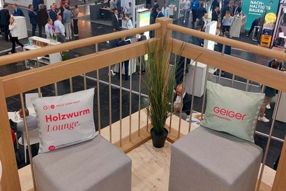 Graue Sitzwürfel mit Kissen von Geiger Holzsystembau im zweiten Stockwerk des Messestands.