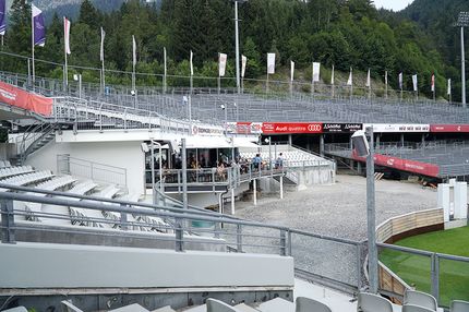 Zuschauertribüne der Audi Arena mit Terrasse der Erdinger Sportalp.
