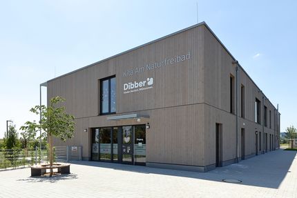 Bild des Holzneubaus des Kindergartens