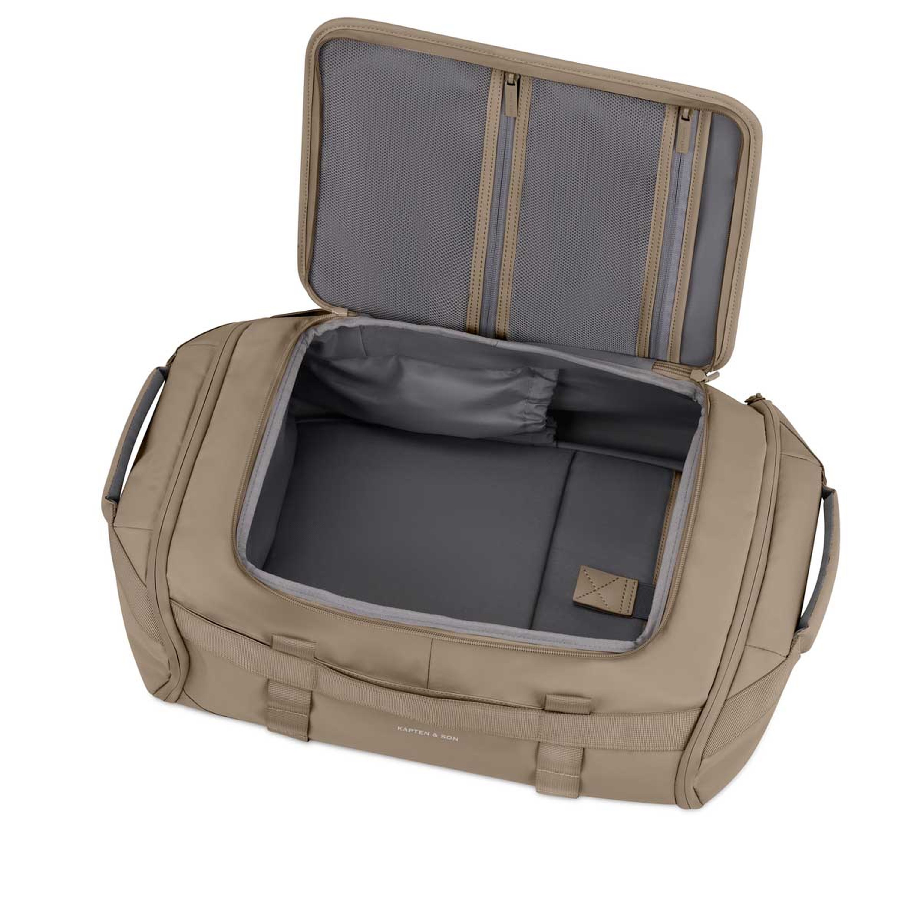 Offene Reisetasche in Tan mit geräumigem Innenraum, grauem Futter und mehreren Netzfächern im Deckel. Die Tasche verfügt über robuste Griffe auf jeder Seite.