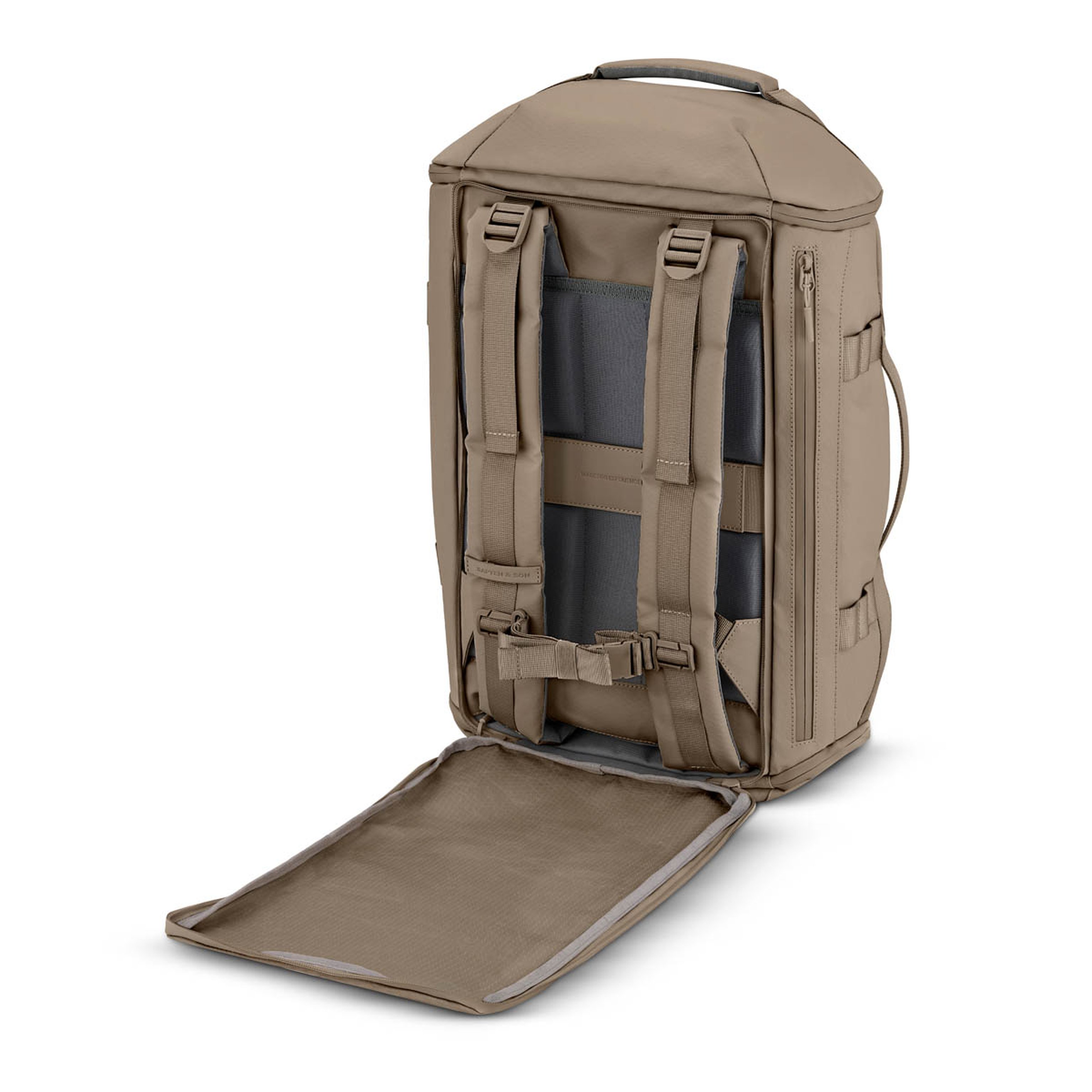 Ein rechteckiger Rucksack in Tan ist geöffnet und gibt gepolsterte graue Gurte sowie mehrere Fächer preis. Er vermittelt Praktikabilität und vielseitige Aufbewahrungsmöglichkeiten.