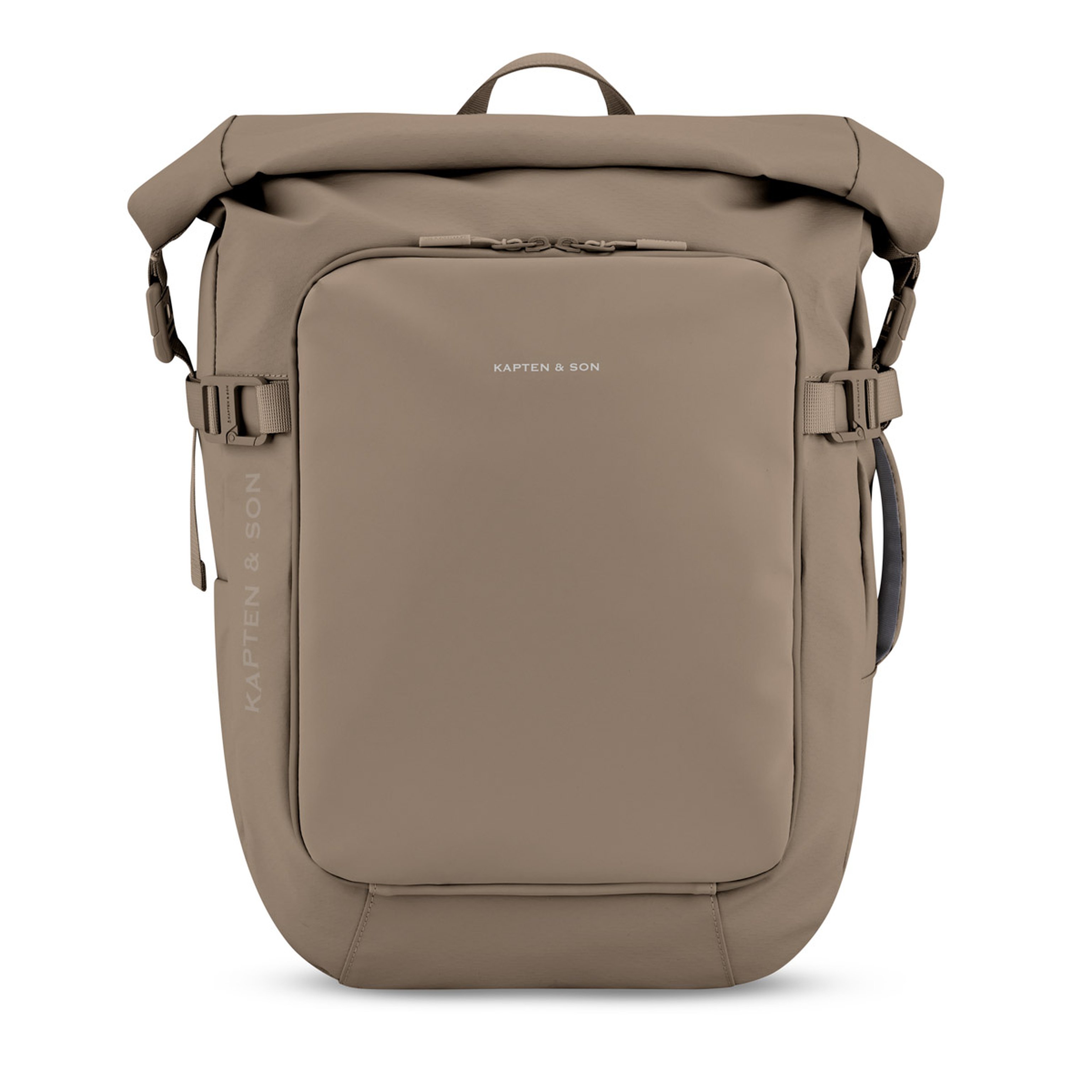 Rucksack mit schlichtem, modernem Design, Roll-Top-Verschluss, Fronttasche und seitlichen Schnallen. „KAPTEN & SON"-Logo auf der Vorderseite.