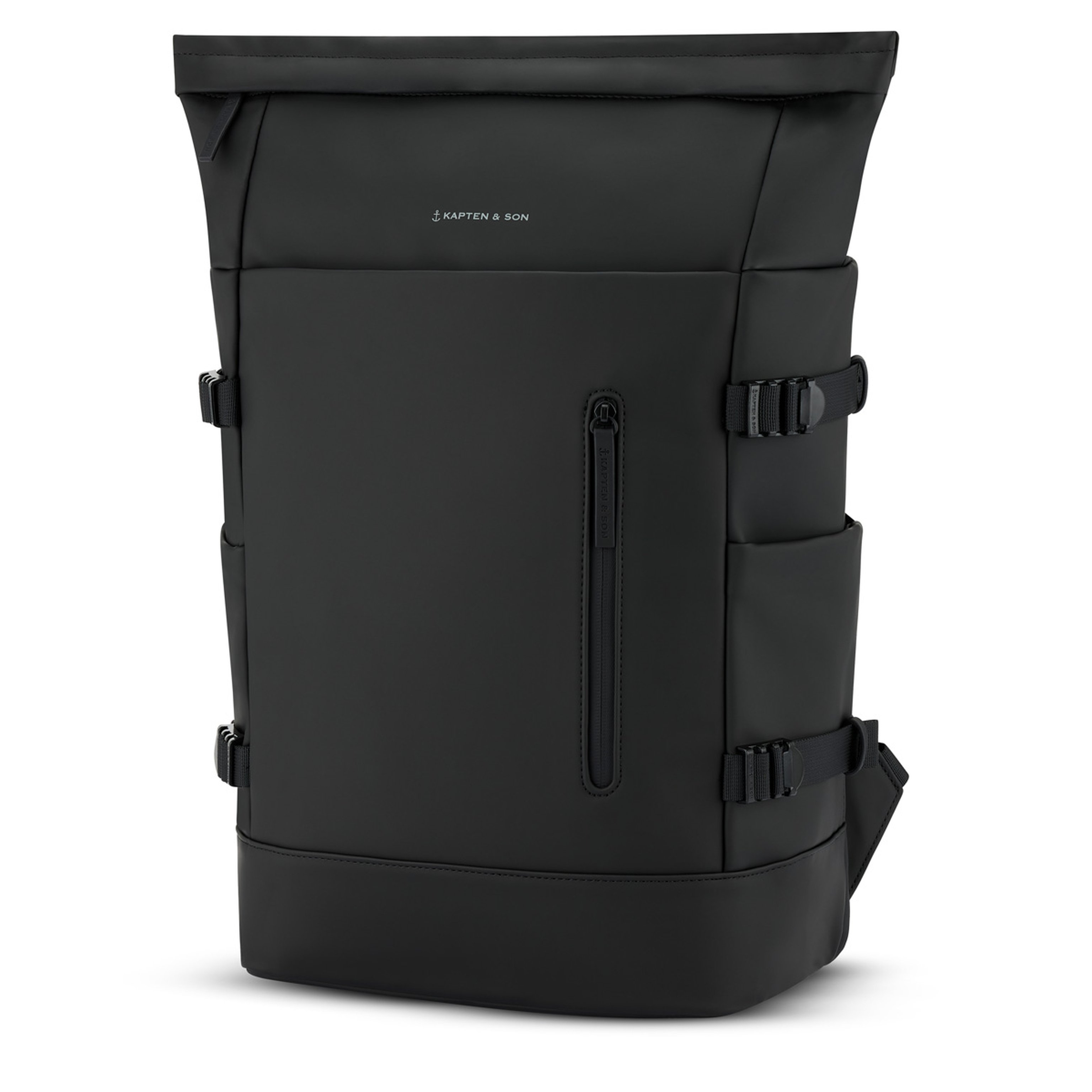 Schlichter, größerer schwarzer Rucksack mit minimalistischem Design. Mit vertikaler Reißverschlusstasche und verstellbaren Seitenriemen vermittelt er ein modernes, funktionales Gefühl.