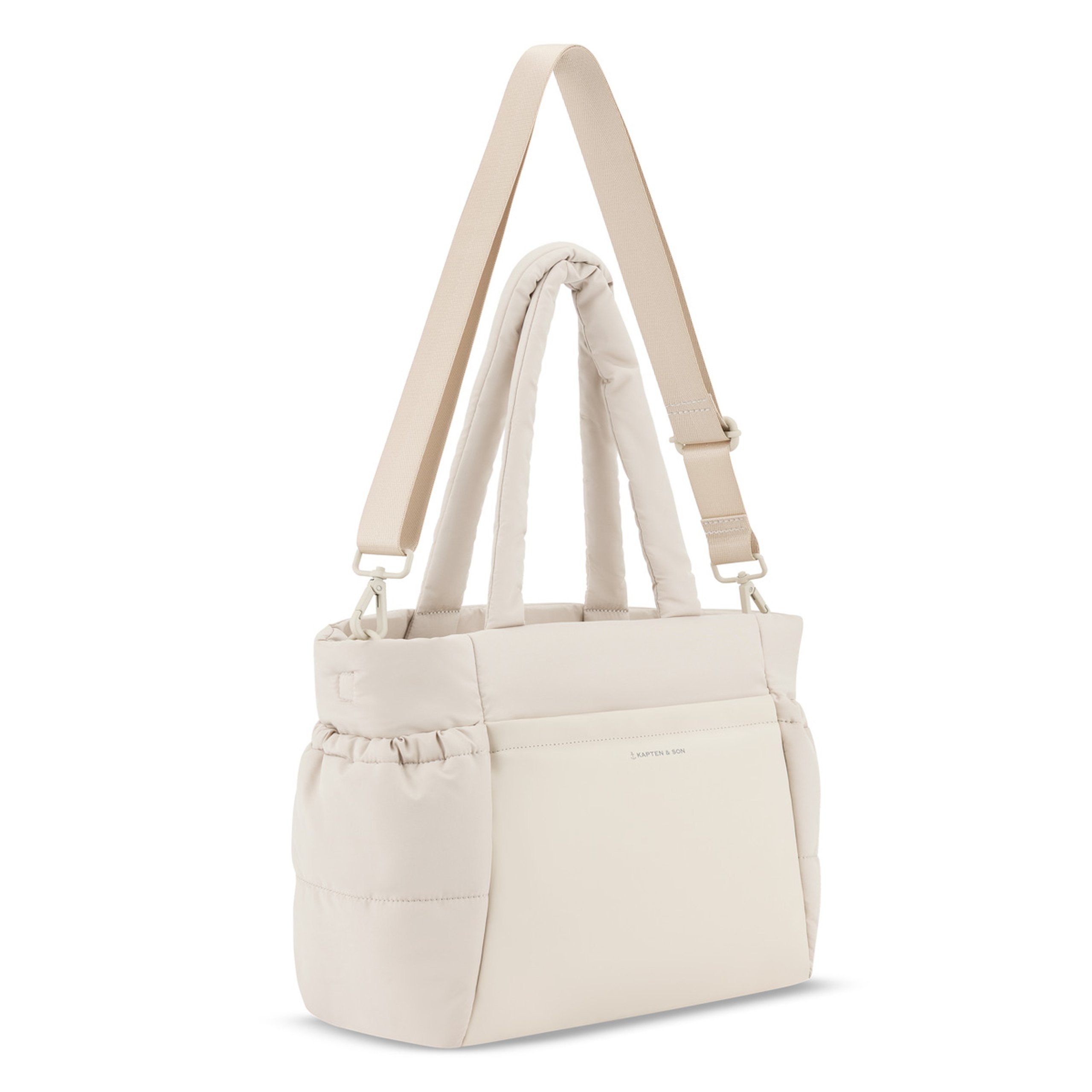 Kapten & Son gepolsterte Tote Bag mit kurzen Tragegriffen, abnehmbarem Schulterriemen, Seitentaschen und Kapten & Son Logo – Dreiviertelansicht