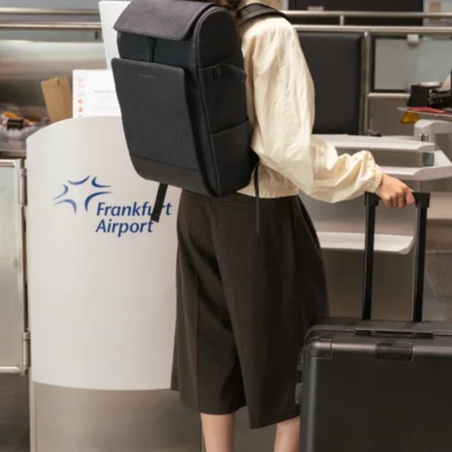 handgepäck rucksack im geäck fach eines flugzeug