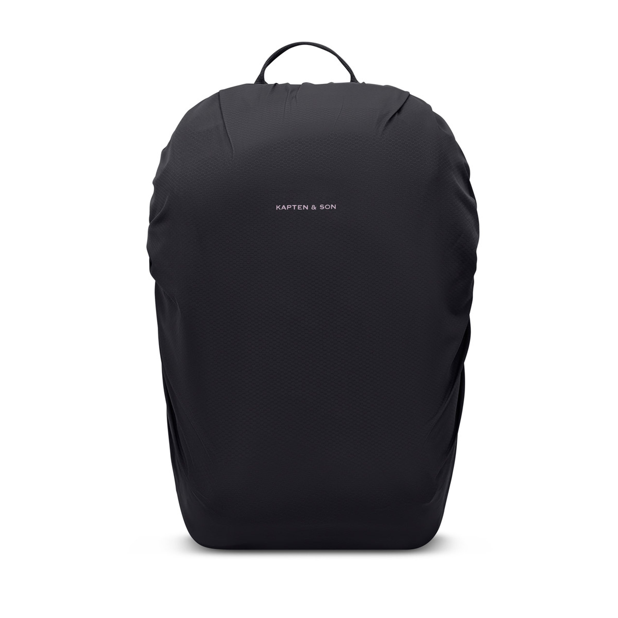 Kapten & Son Rucksack mit aufgezogener Regenhülle, von vorne vor weißem Hintergrund. Die Hülle hat eine leicht strukturierte Oberfläche, ein Tragegriff an der Oberseite ist sichtbar.