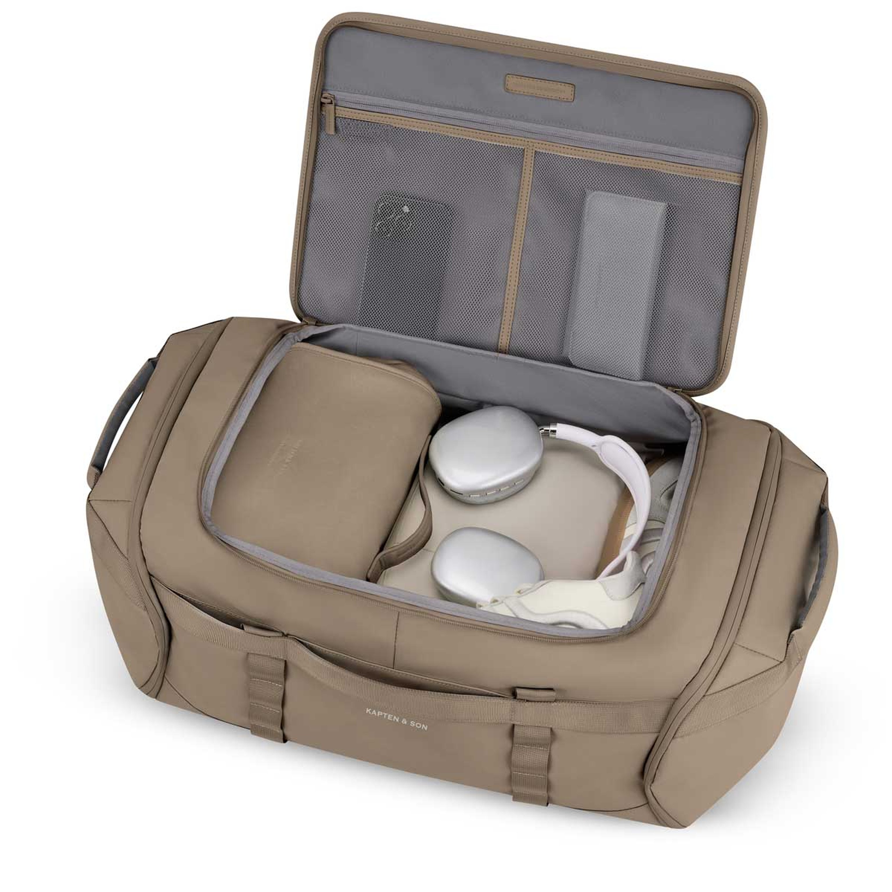 Eine Reisetasche mit geöffnetem Deckel, der ordentlich verstaute Gegenstände zeigt, darunter Kopfhörer, ein Tablet und ein Notizbuch. In den Innentaschen befinden sich ein Handy und ein Stift.