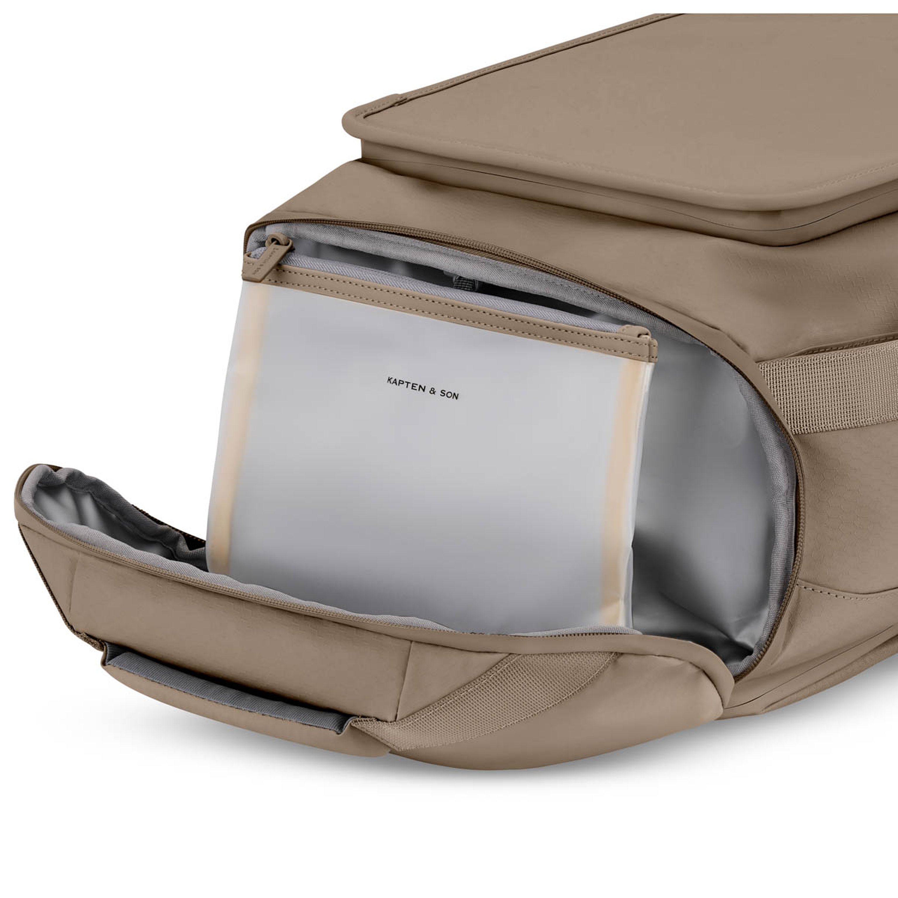 Rucksack mit einer offenen Seitentasche, die ein glattes, hellgraues Innenfutter und einen mit „KAPTEN & SON" beschrifteten Flüssigkeitsbeutel für übersichtliche Aufbewahrung zeigt.