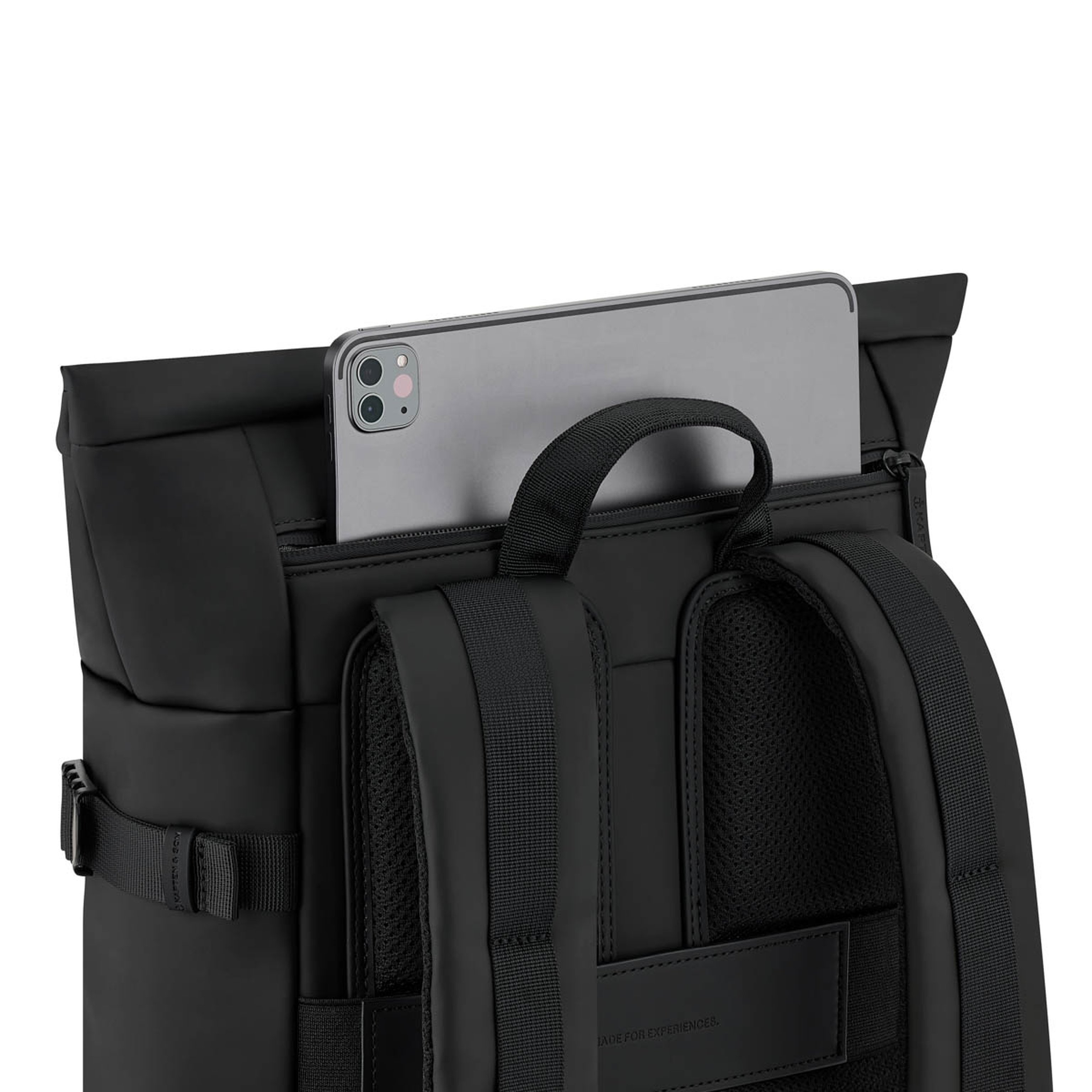 Schwarzer Rucksack mit modernem Design, mit einem Tablet, das teilweise in einem offenen oberen Fach platziert ist. Zwei verstellbare Schulterriemen sind sichtbar.