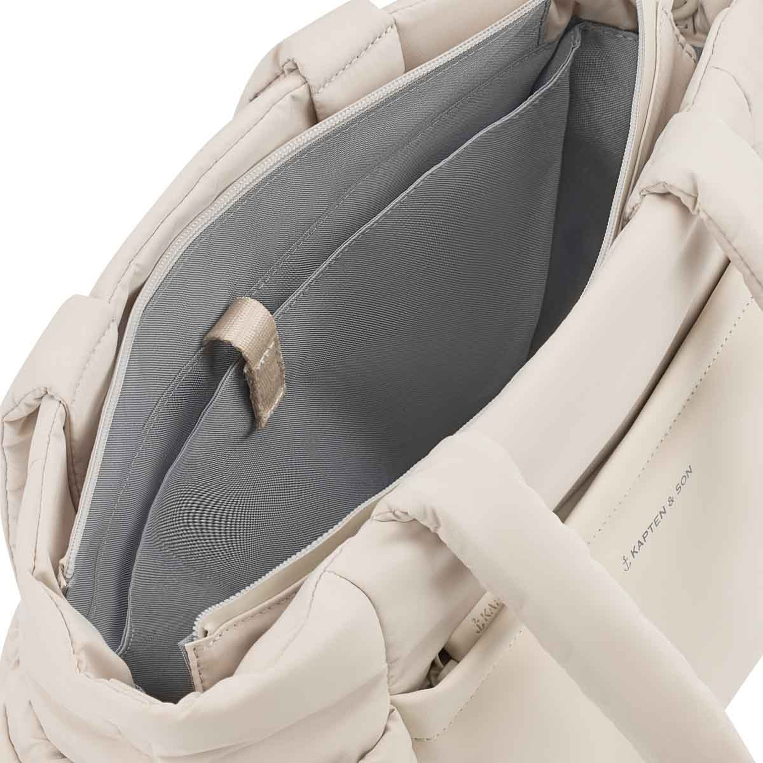 Kapten & Son Hellvi Cloud Tote Bag von oben geöffnet mit Innenansicht: Innenfach mit Reißverschlusstasche und Kapten & Son Logo – Draufsicht
