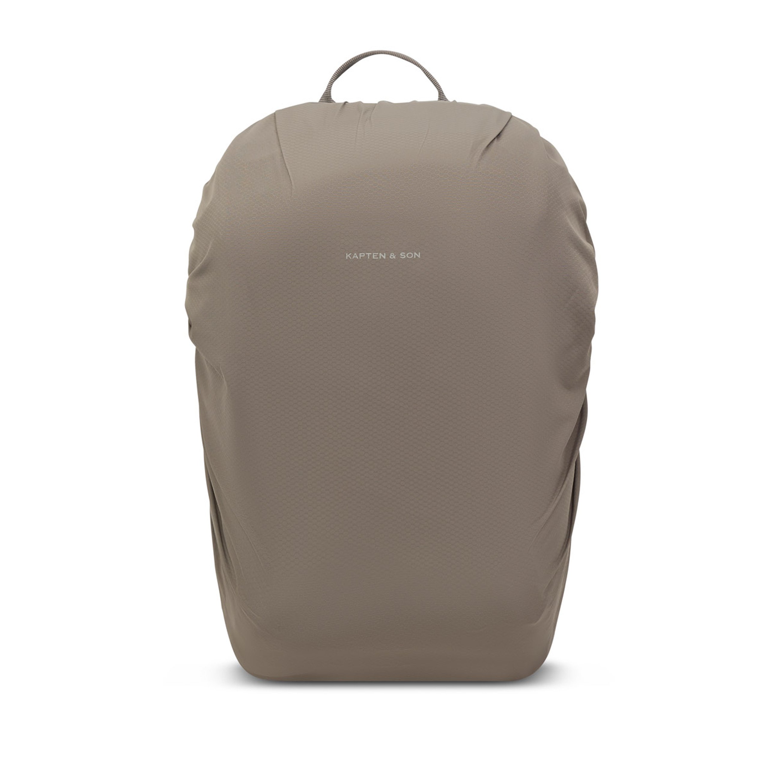 Beigefarbener Kapten & Son Rucksack mit aufgezogener Regenhülle, von vorne vor weißem Hintergrund. Die Hülle hat eine leicht strukturierte Oberfläche, ein Tragegriff an der Oberseite ist sichtbar.