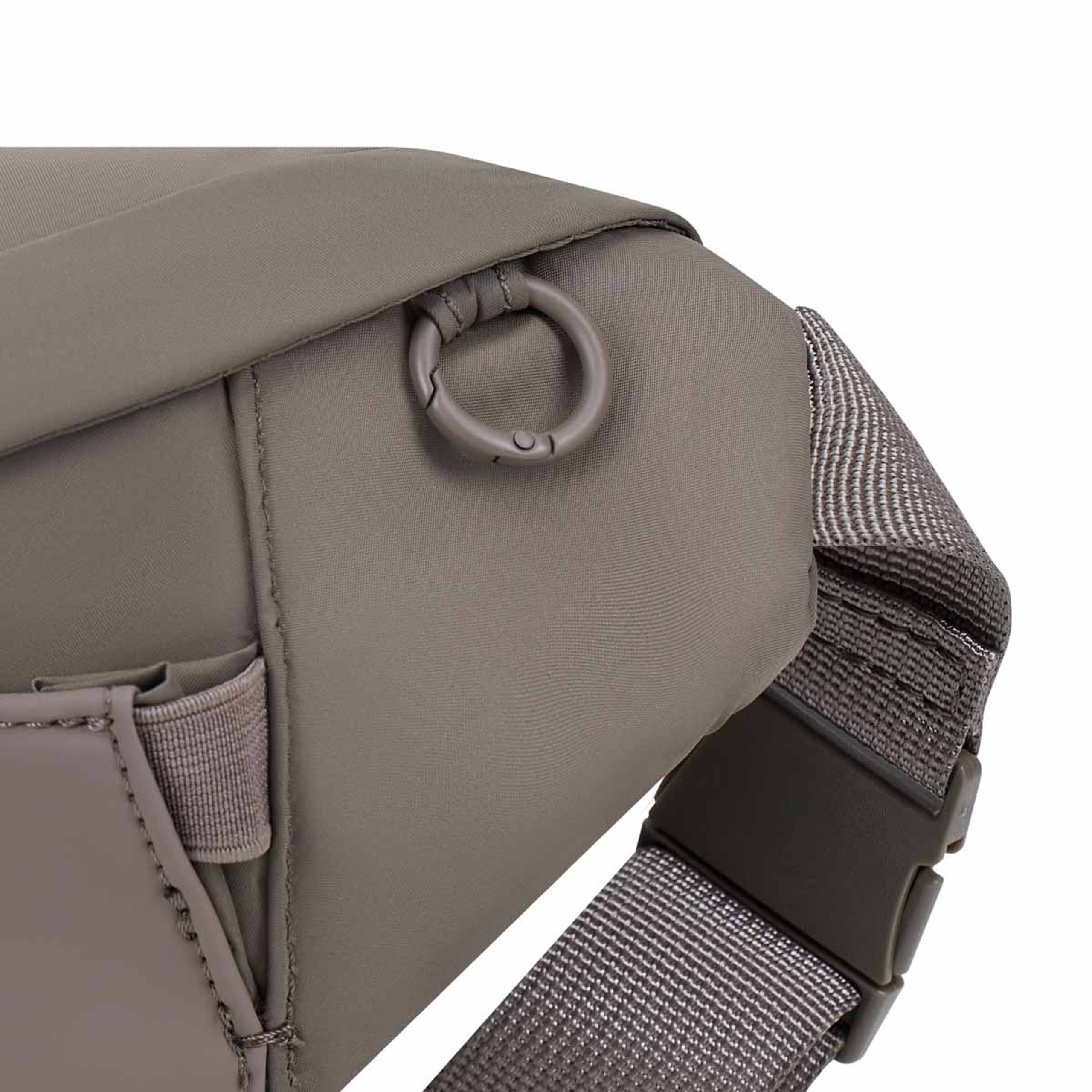 Detailaufnahme der ringförmigen Leinenhalterung an der Eli Dog Bag.