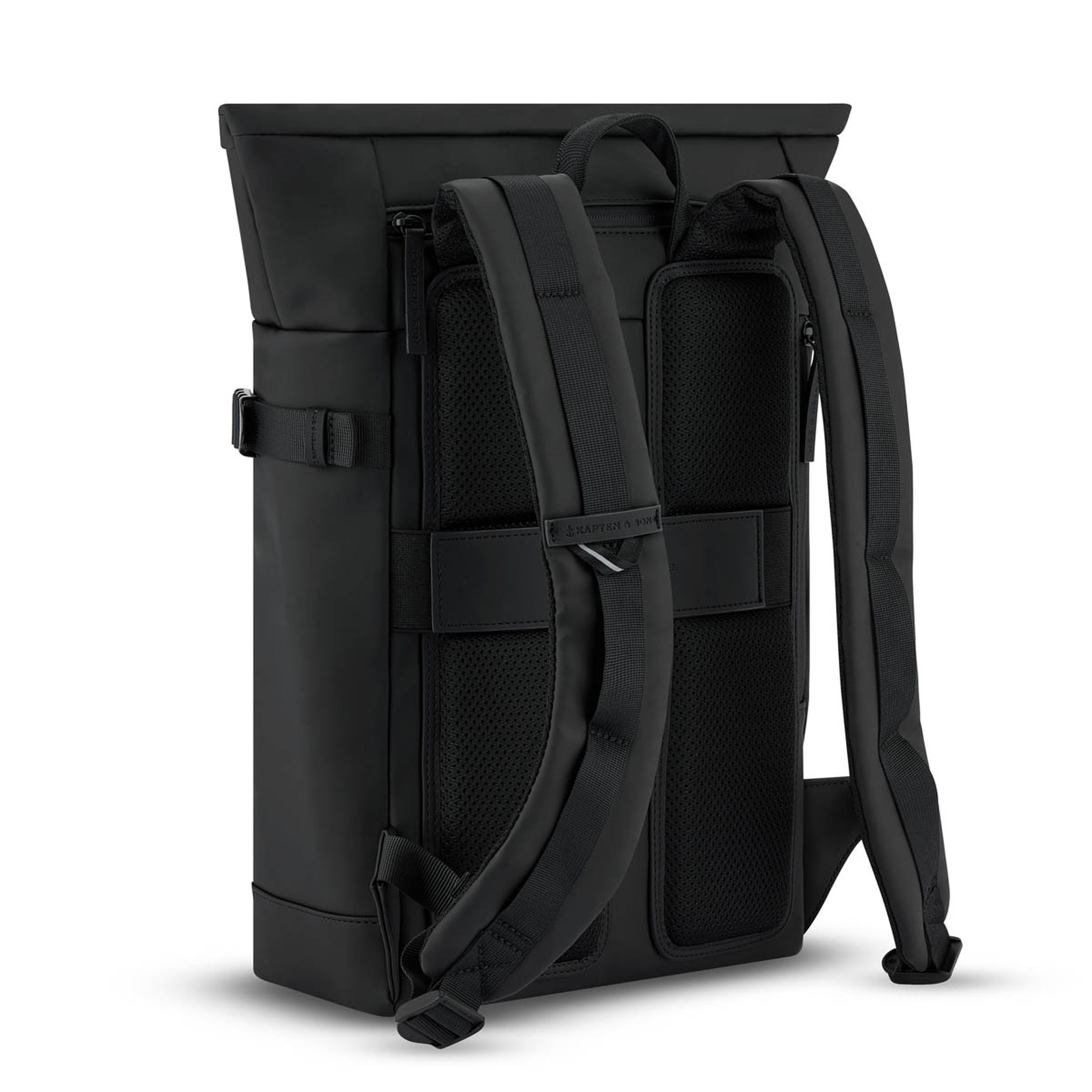 Schlichter schwarzer Rucksack mit gepolsterten Trägern und Rückseite, der ein modernes, rechteckiges Design präsentiert. Minimalistisch und funktional.