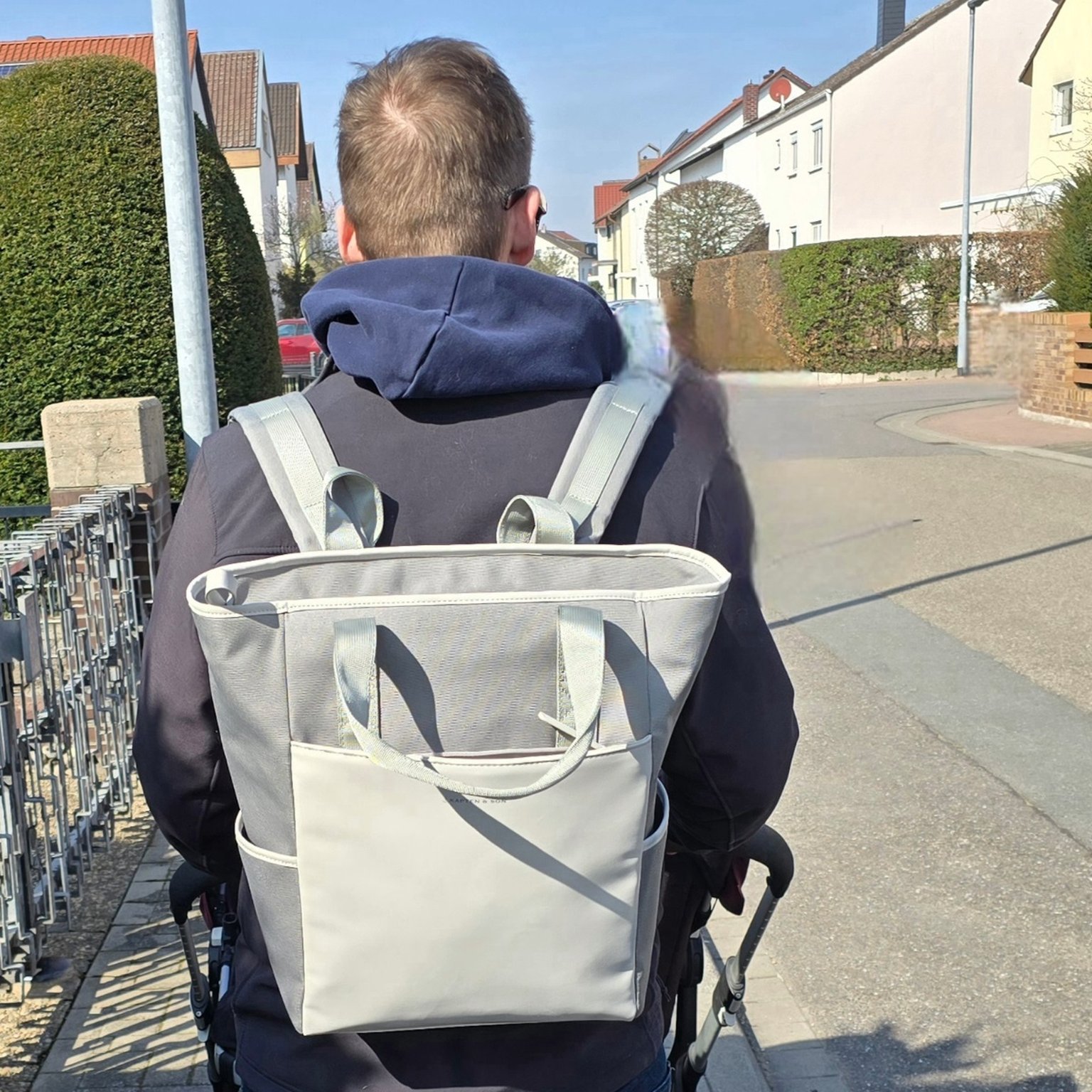 mann trägt kapten & son wickelrucksack