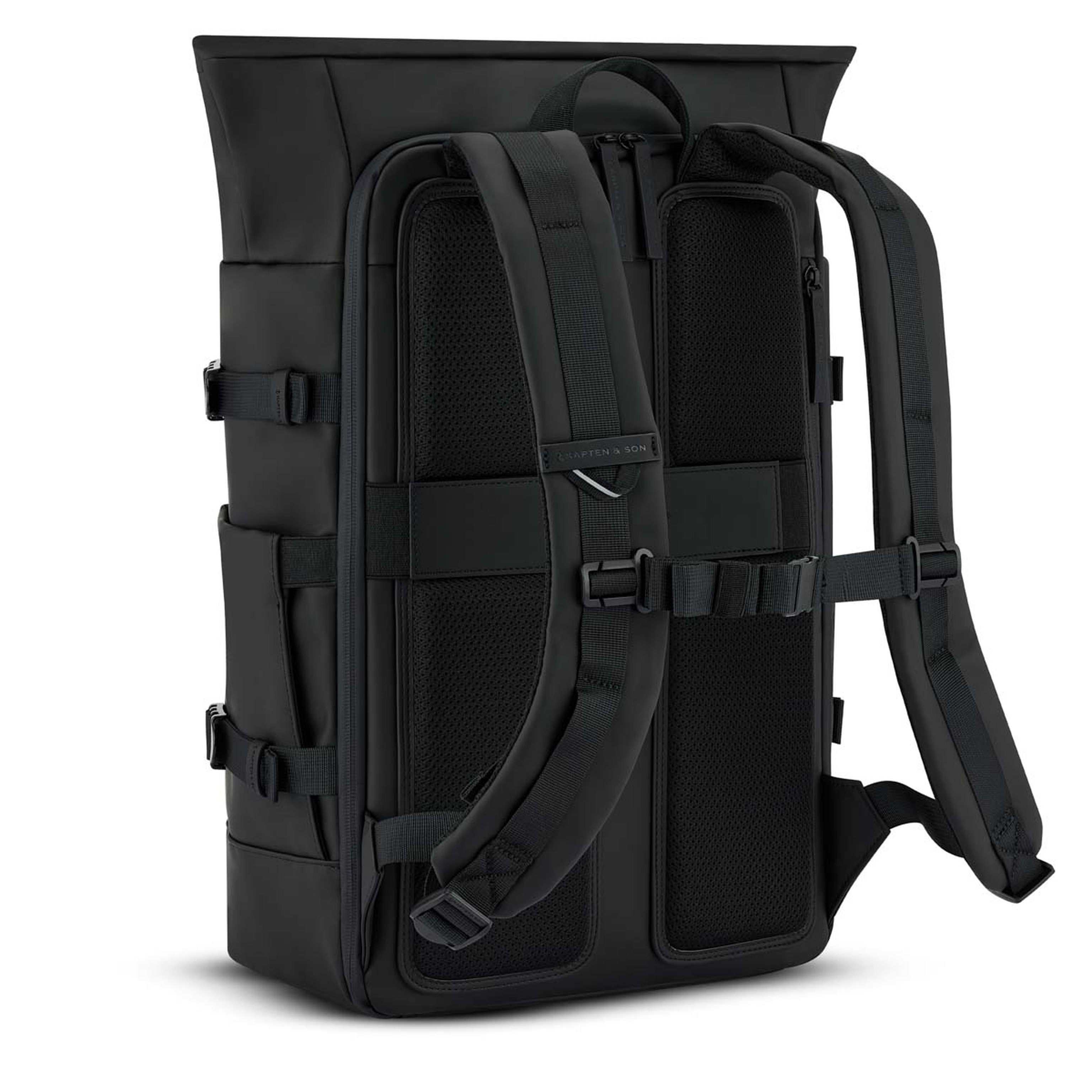 Schlichter schwarzer Rucksack mit gepolsterten Trägern, ergonomischer Mesh-Rückseite und verstellbaren Seitenschnallen – modern und funktional.