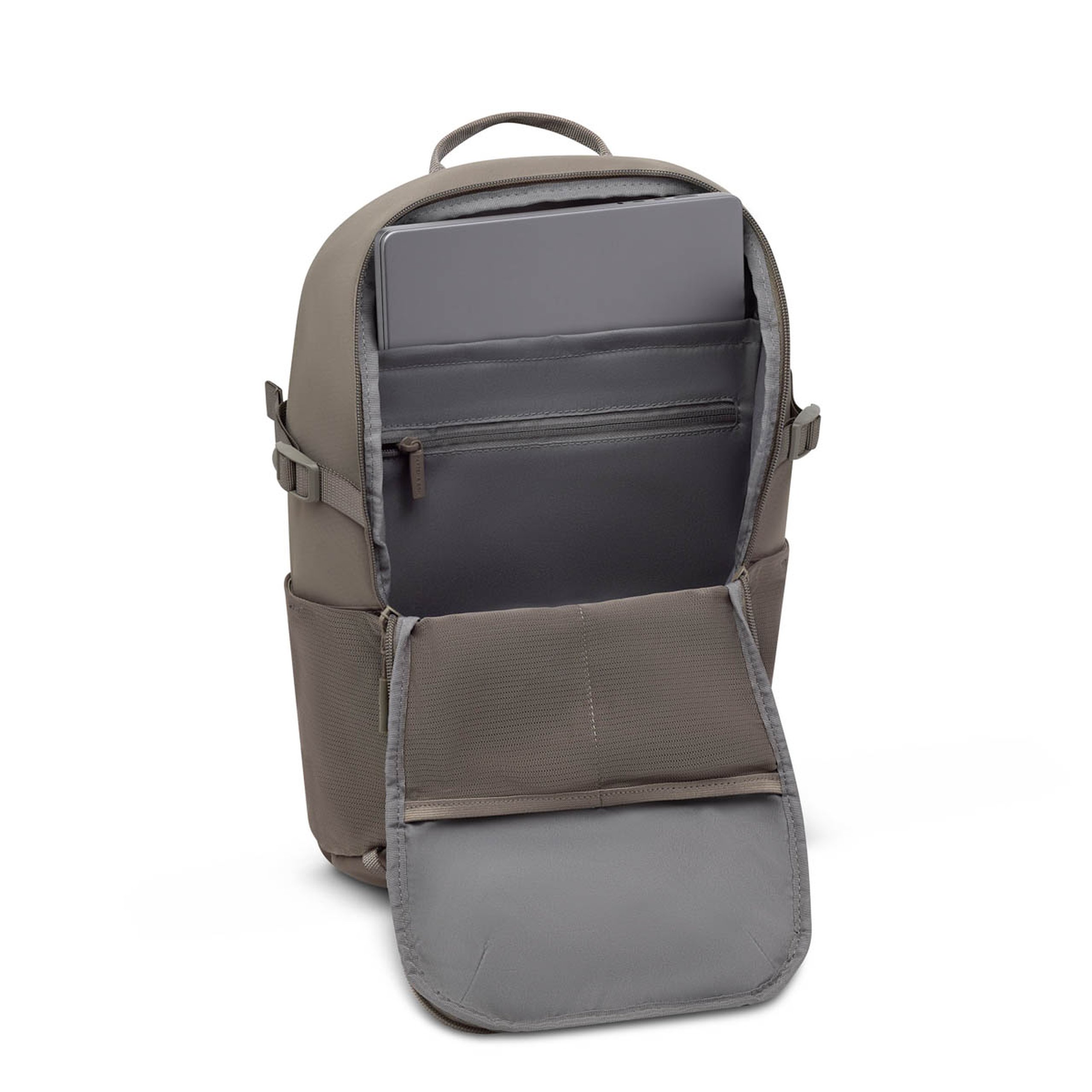 Ein beigefarbener Rucksack mit geöffnetem Hauptfach, das ein gepolstertes Laptopfach und mehrere Innentaschen mit grauem Futter zeigt. Die Vordertasche ist ebenfalls geöffnet und zeigt ein strukturiertes graues Innenfach.
