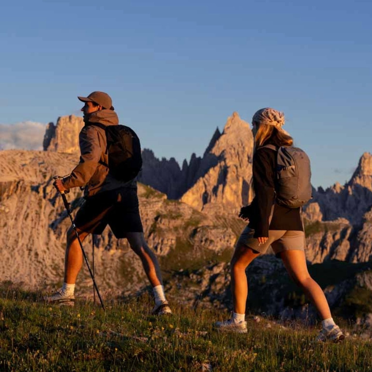 mann und frau wandern mit kapten and son wanderrucksäcken