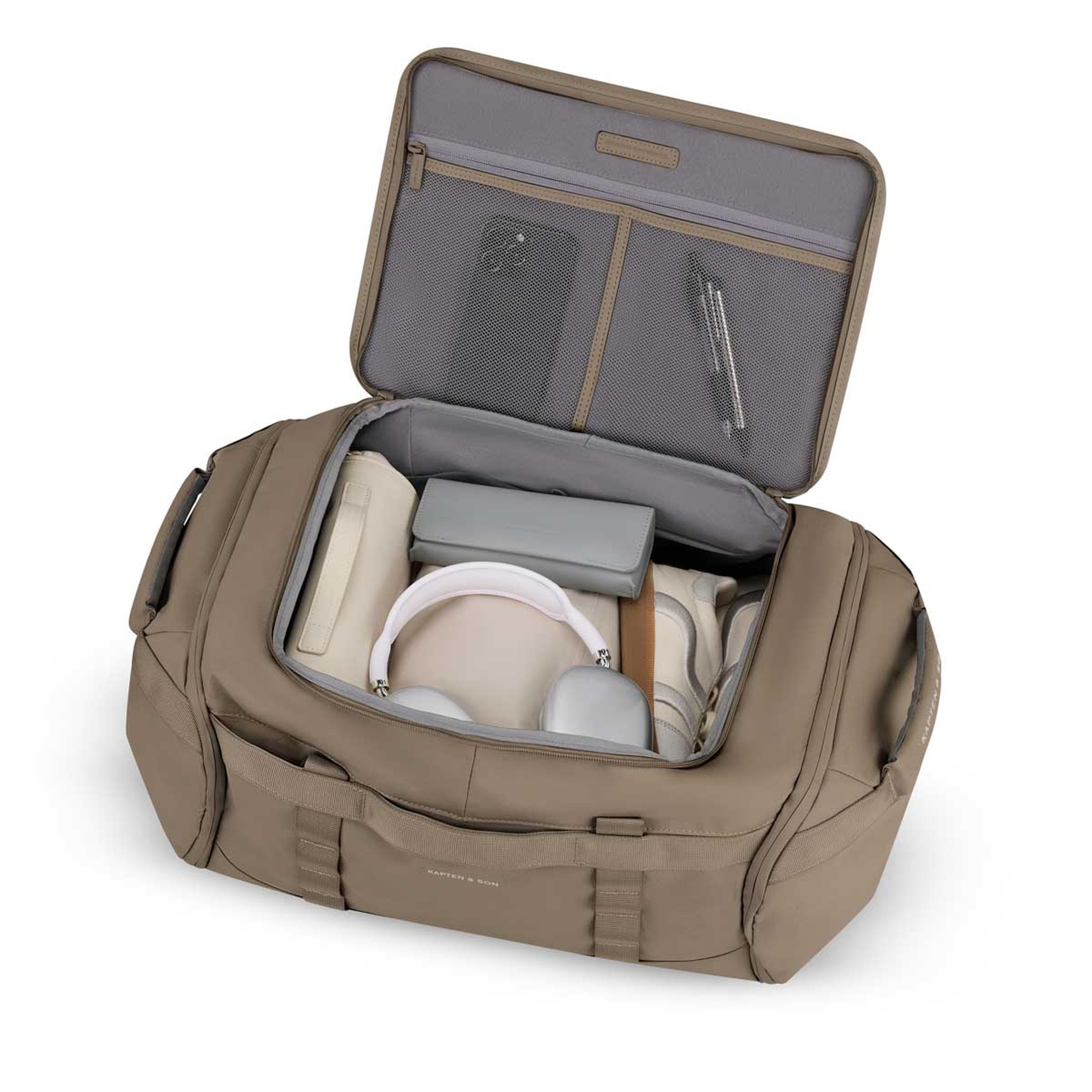 Eine Reisetasche mit geöffnetem Deckel, der ordentlich verstaute Gegenstände zeigt, darunter Kopfhörer, ein Tablet und ein Notizbuch. In den Innentaschen befinden sich ein Handy und ein Stift.