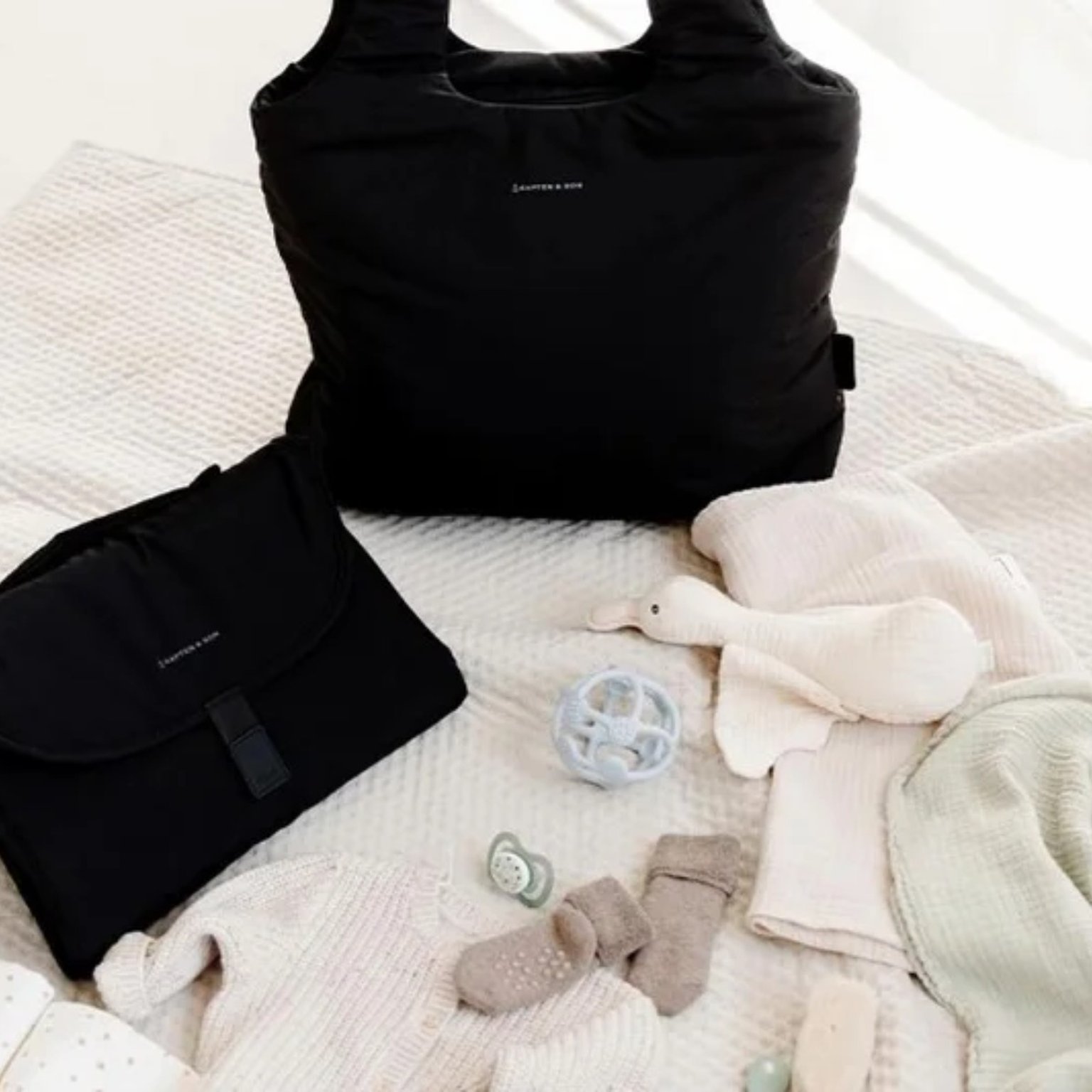 wickelplatz mit wickelrucksack und kleidung fürs baby