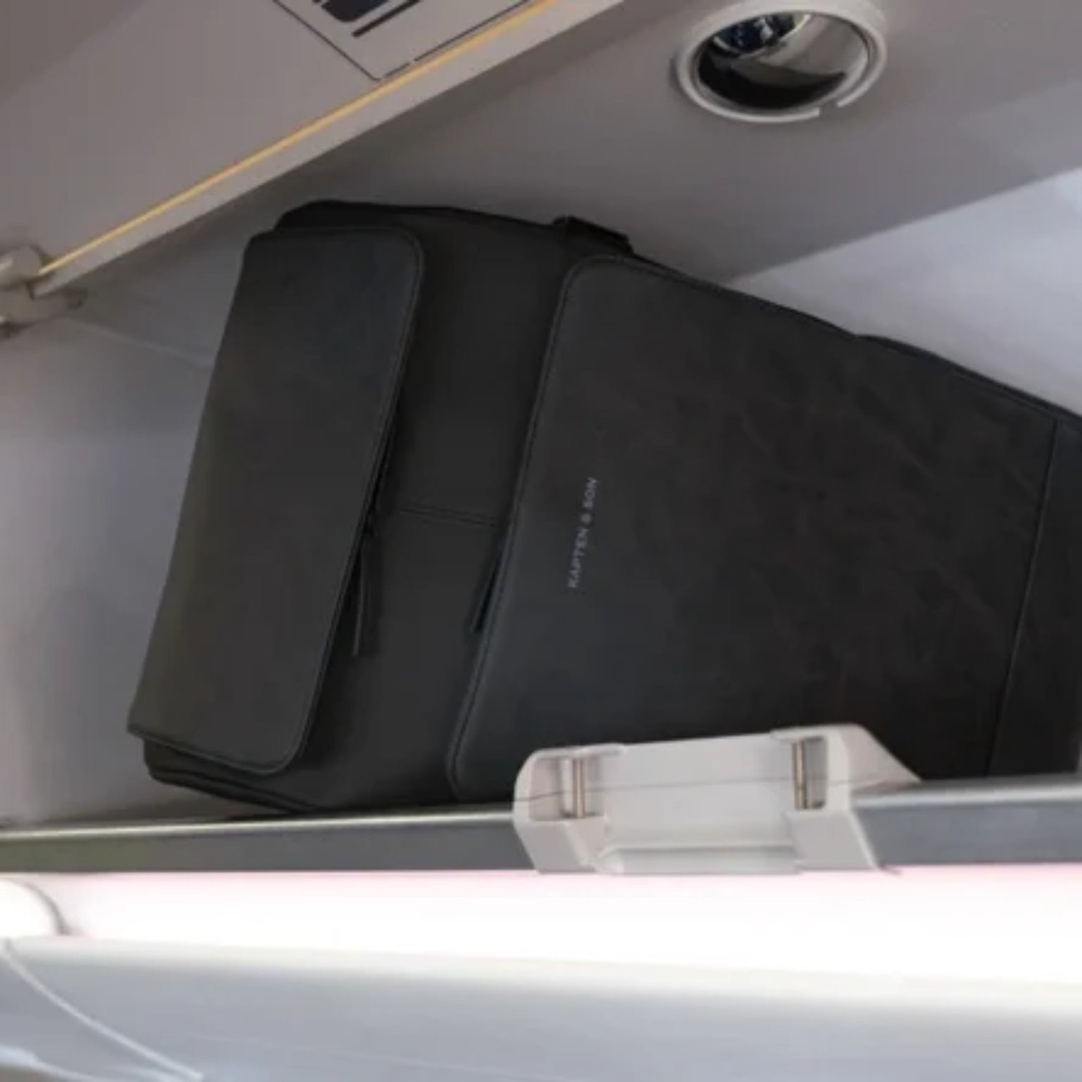 handgepäck rucksack im geäck fach eines flugzeug