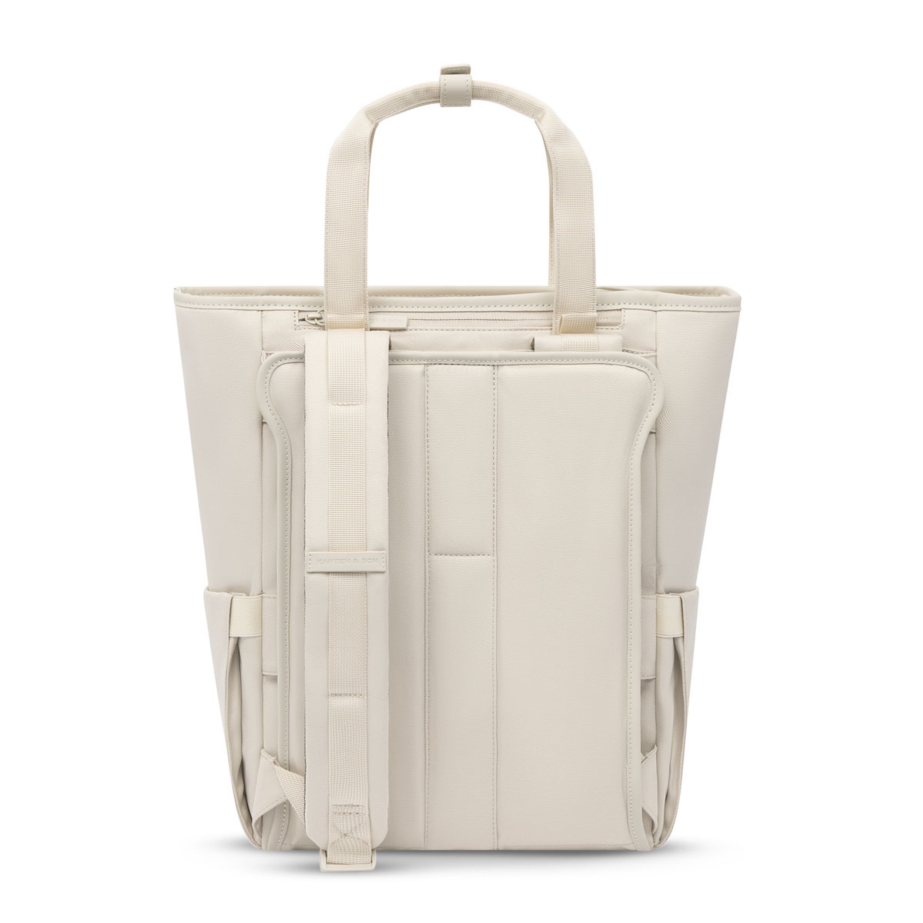 Ein minimalistischer, cremefarbener Rucksack ist von hinten zu sehen. Er verfügt über eine Polsterung, zwei verstellbare Riemen, verstärkte Griffe und ein schlankes, strukturiertes Design.