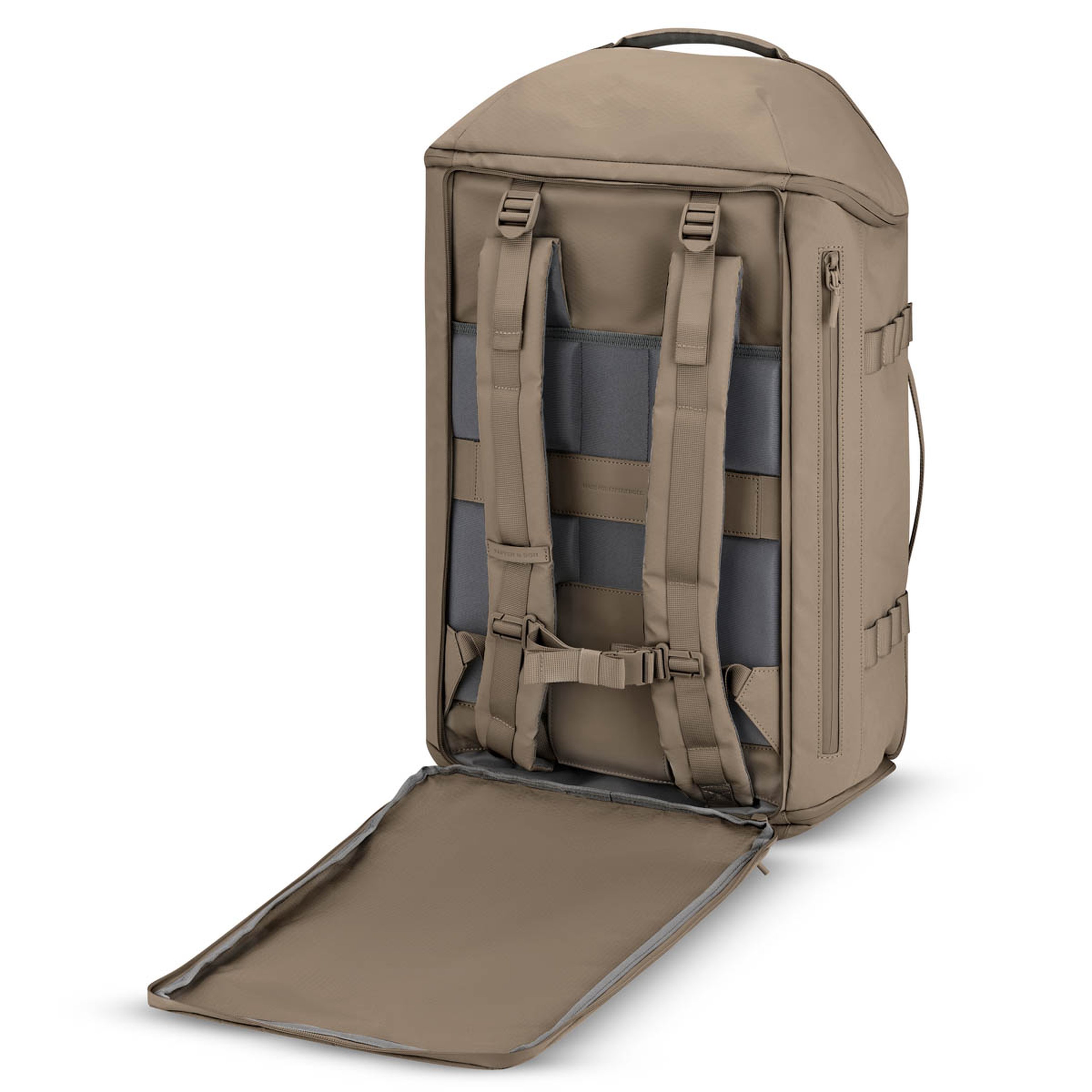 Ein rechteckiger Rucksack in Tan ist geöffnet und gibt gepolsterte graue Gurte sowie mehrere Fächer preis. Er vermittelt Praktikabilität und vielseitige Aufbewahrungsmöglichkeiten.