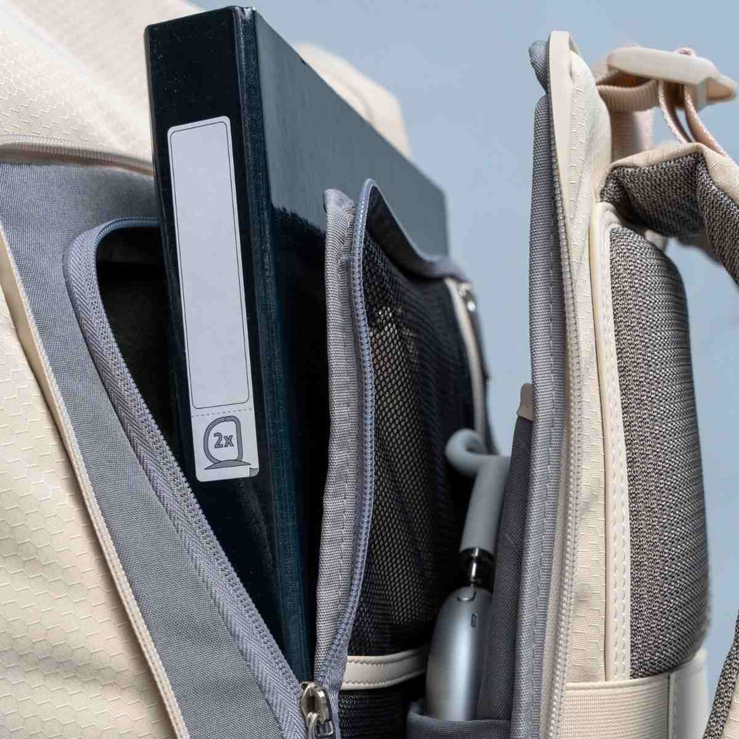 dina4 ordner steckt in einem rucksack von kapten & son