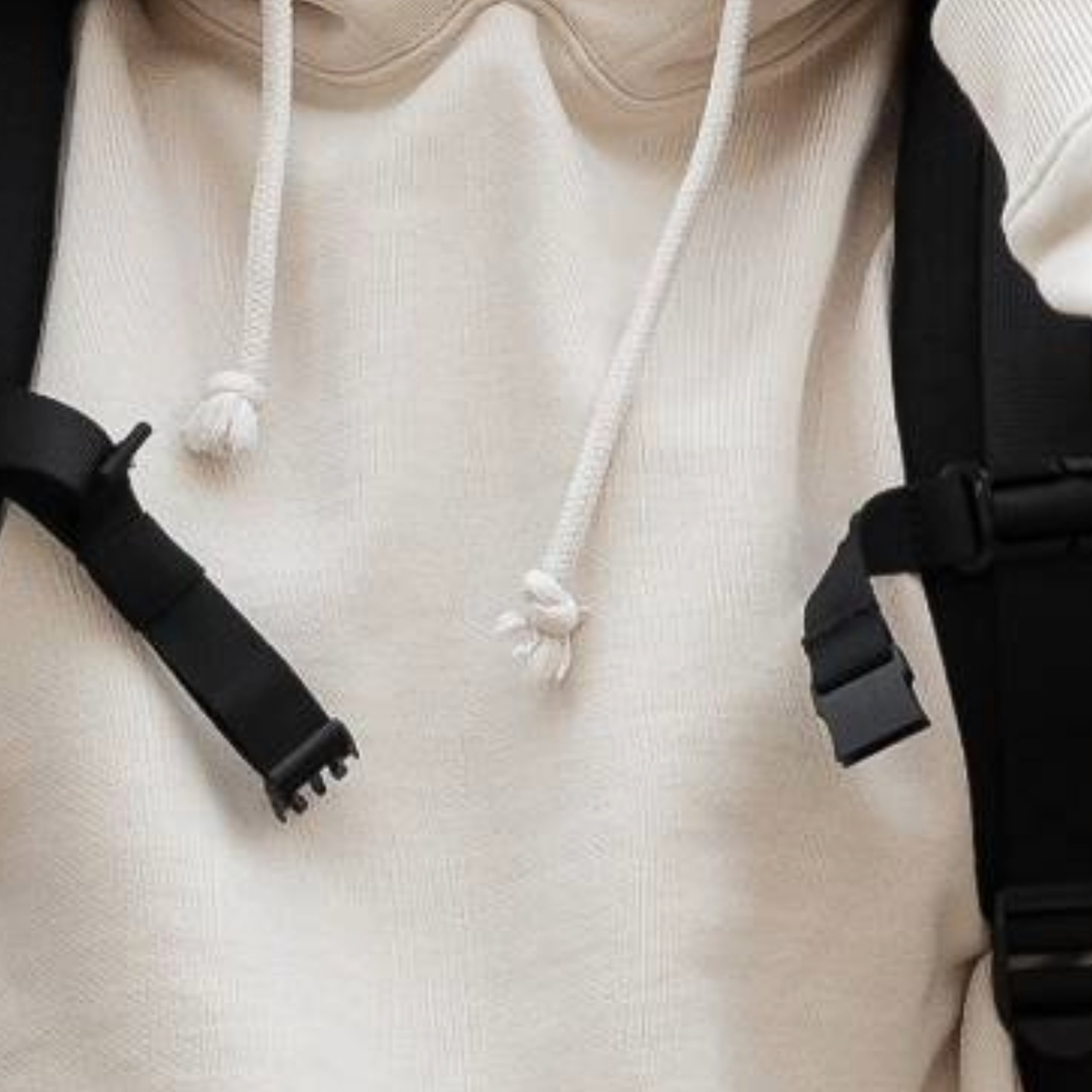 offener brustgurt eines rucksacks