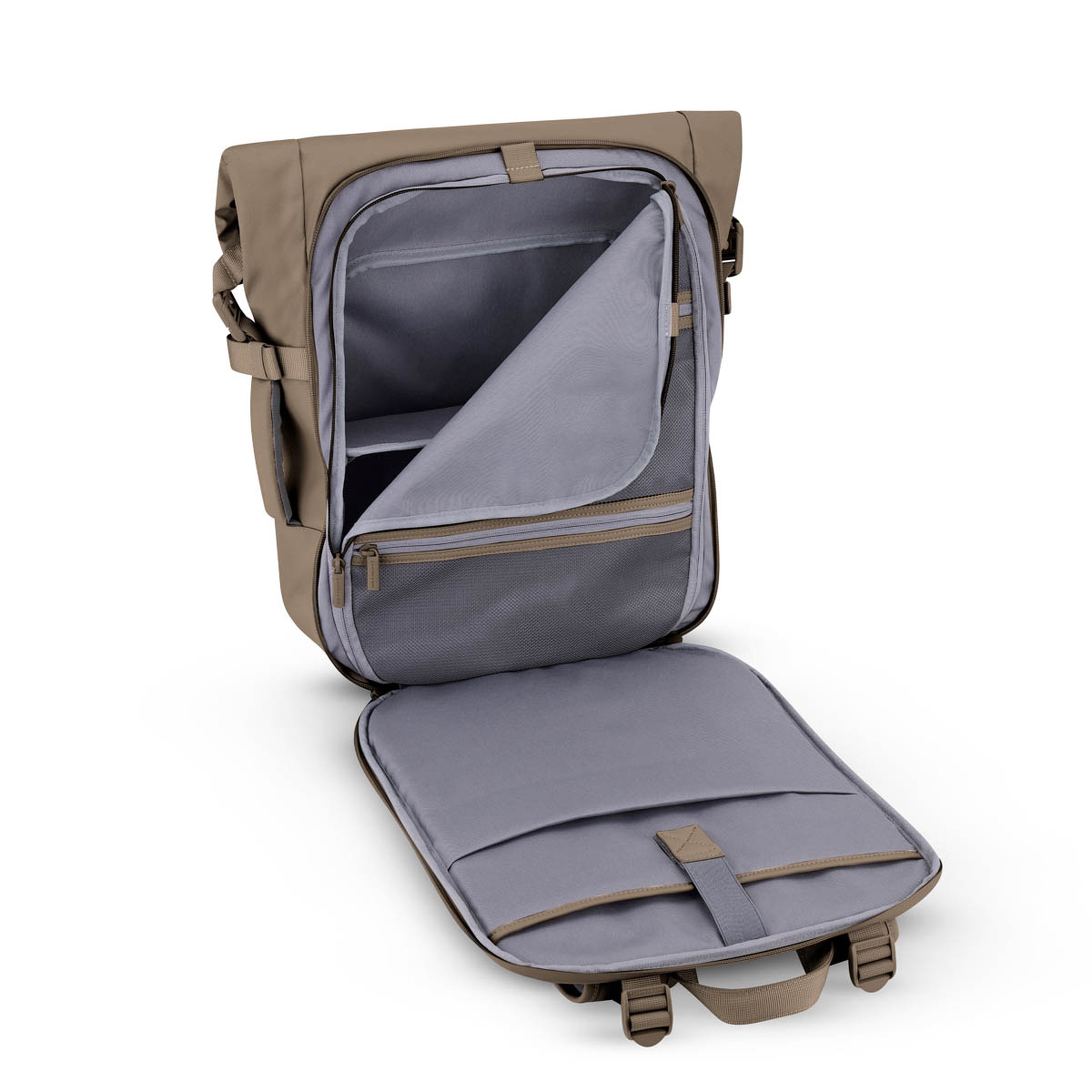 Rucksack mit geöffneten Fächern, die Innentaschen und Reißverschlüsse zeigen. Das Design ist praktisch und übersichtlich und vermittelt einen Sinn für Funktionalität.