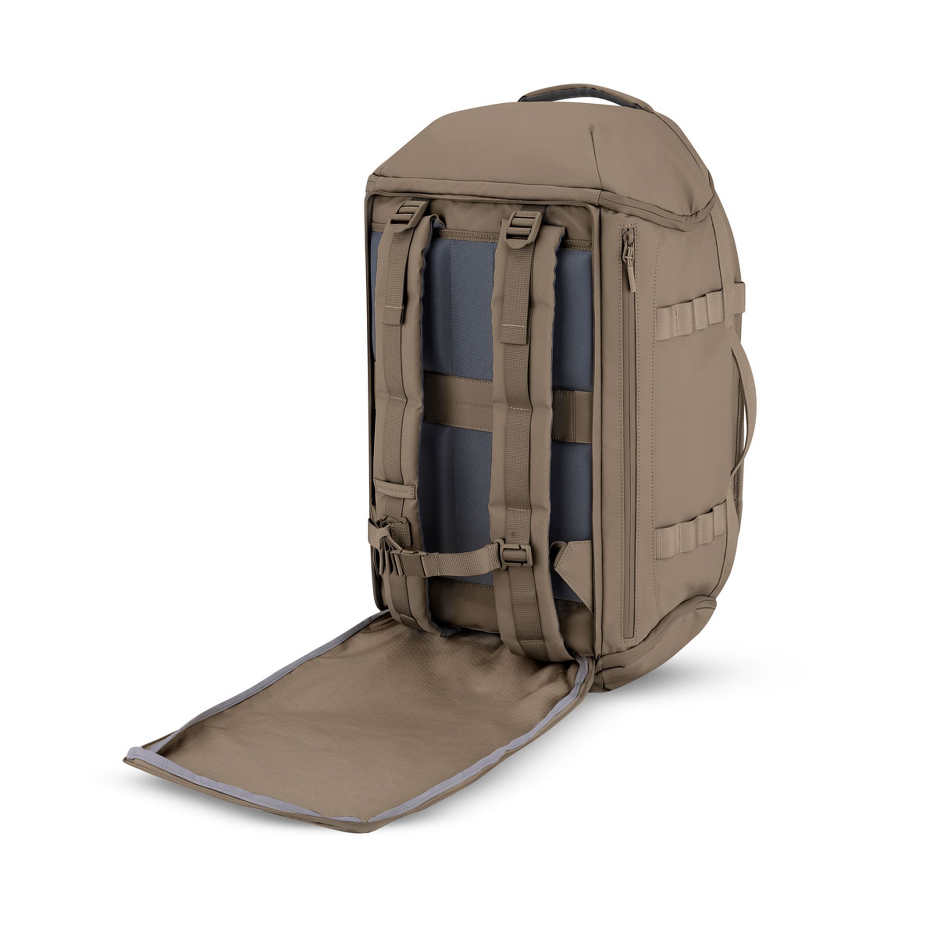 Ein rechteckiger Rucksack in Tan ist geöffnet und gibt gepolsterte graue Gurte sowie mehrere Fächer preis. Er vermittelt Praktikabilität und vielseitige Aufbewahrungsmöglichkeiten.