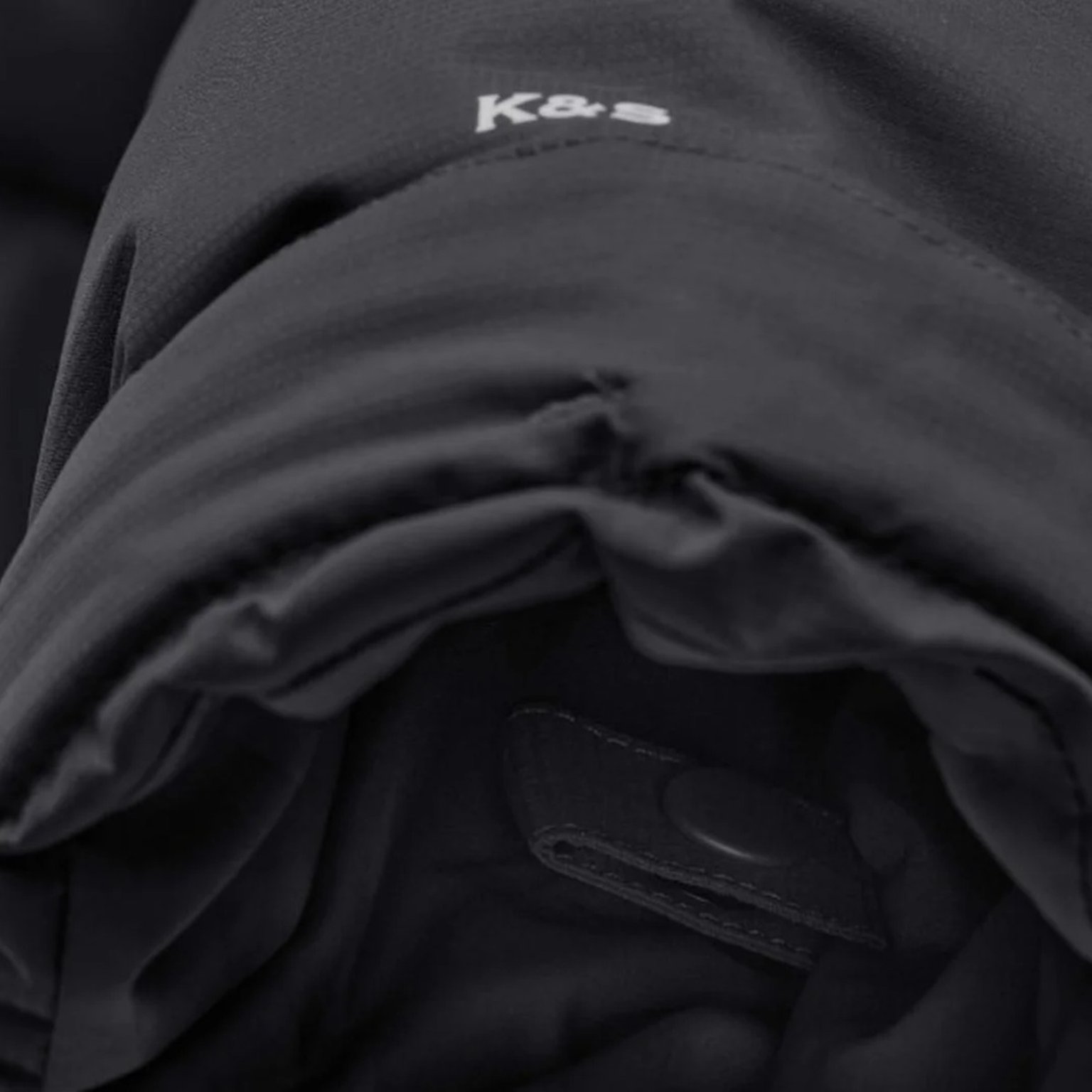 nahaufnahme eines ärmels der schwarzen kapten and son winterjacke