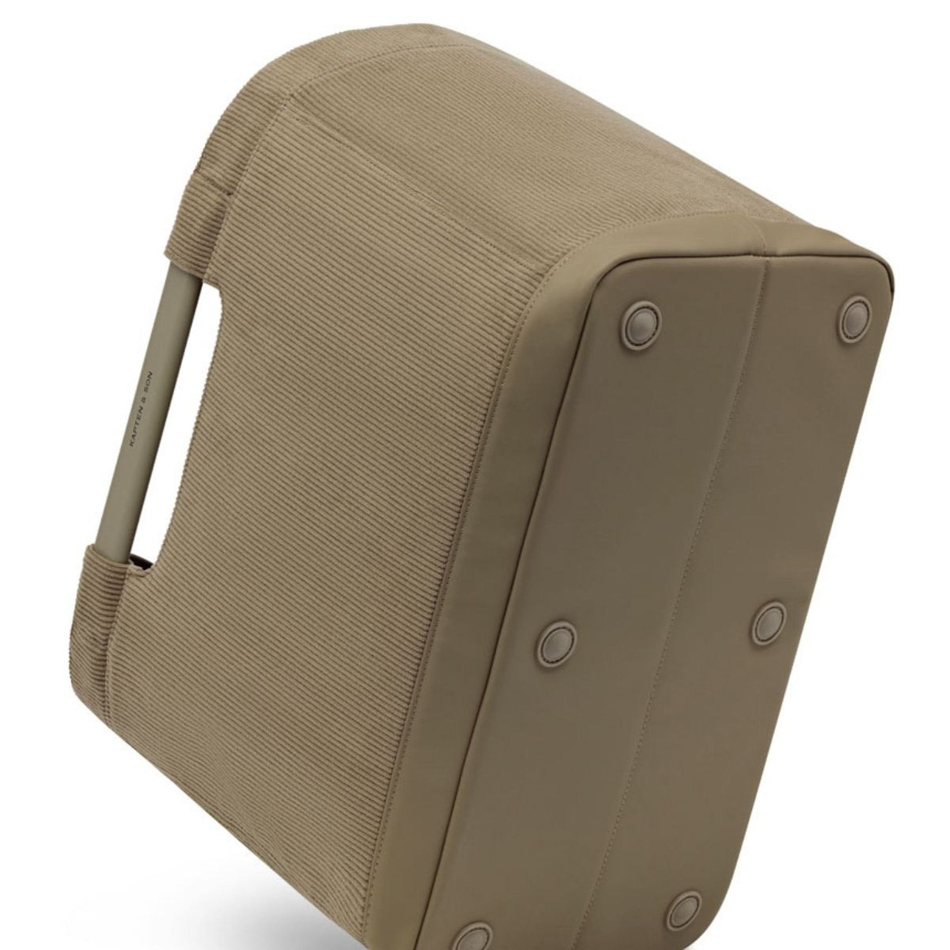 A shopping basket from below with six round feet, slightly angled – an expression of modern design and stability.