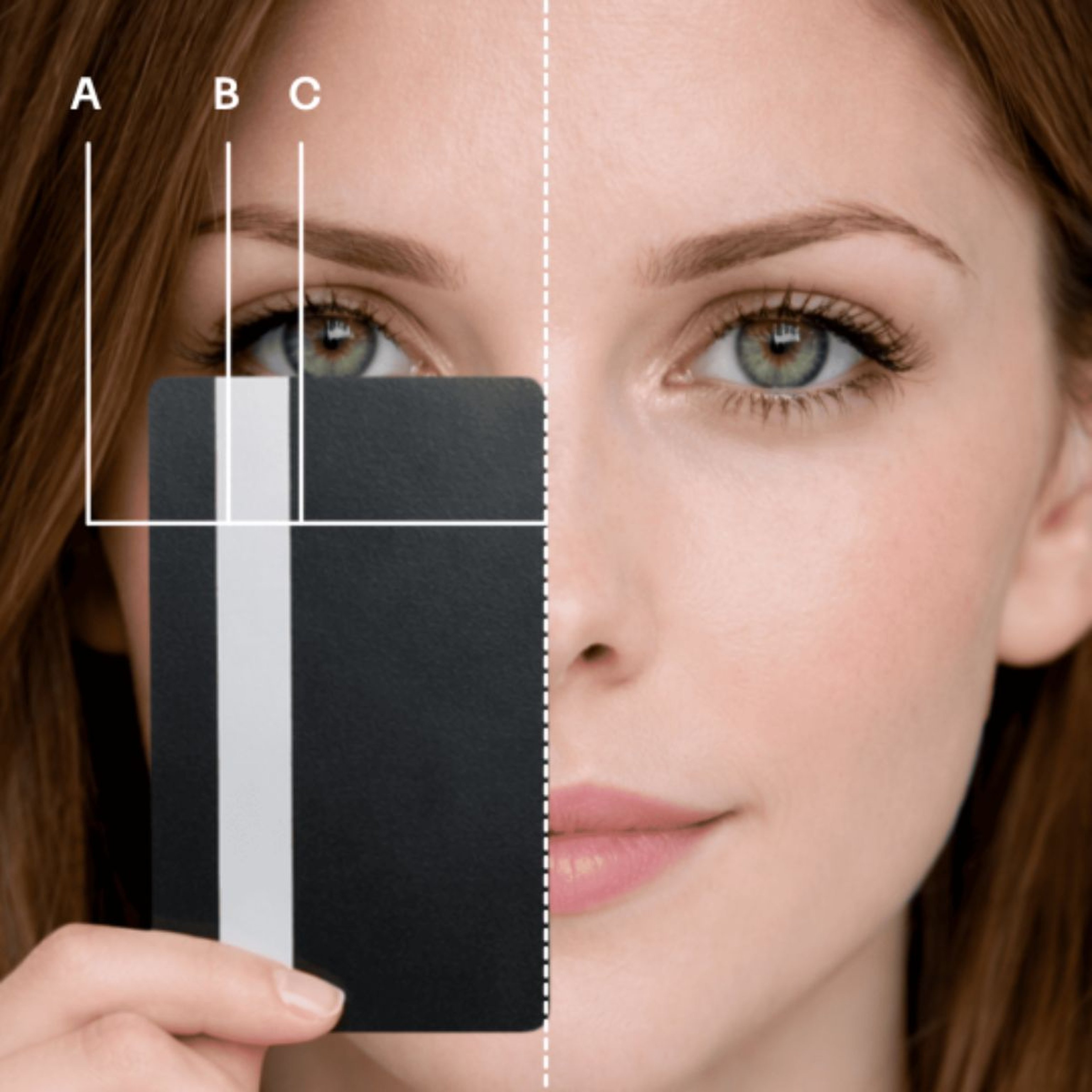 Das Gesicht einer Frau ist in zwei Hälften zu sehen. Links wird eine Karte mit beschrifteten Linien über ihr Auge gehalten; rechts ist ihr Gesicht unverdeckt, was die Symmetrie des Make-ups demonstriert.
