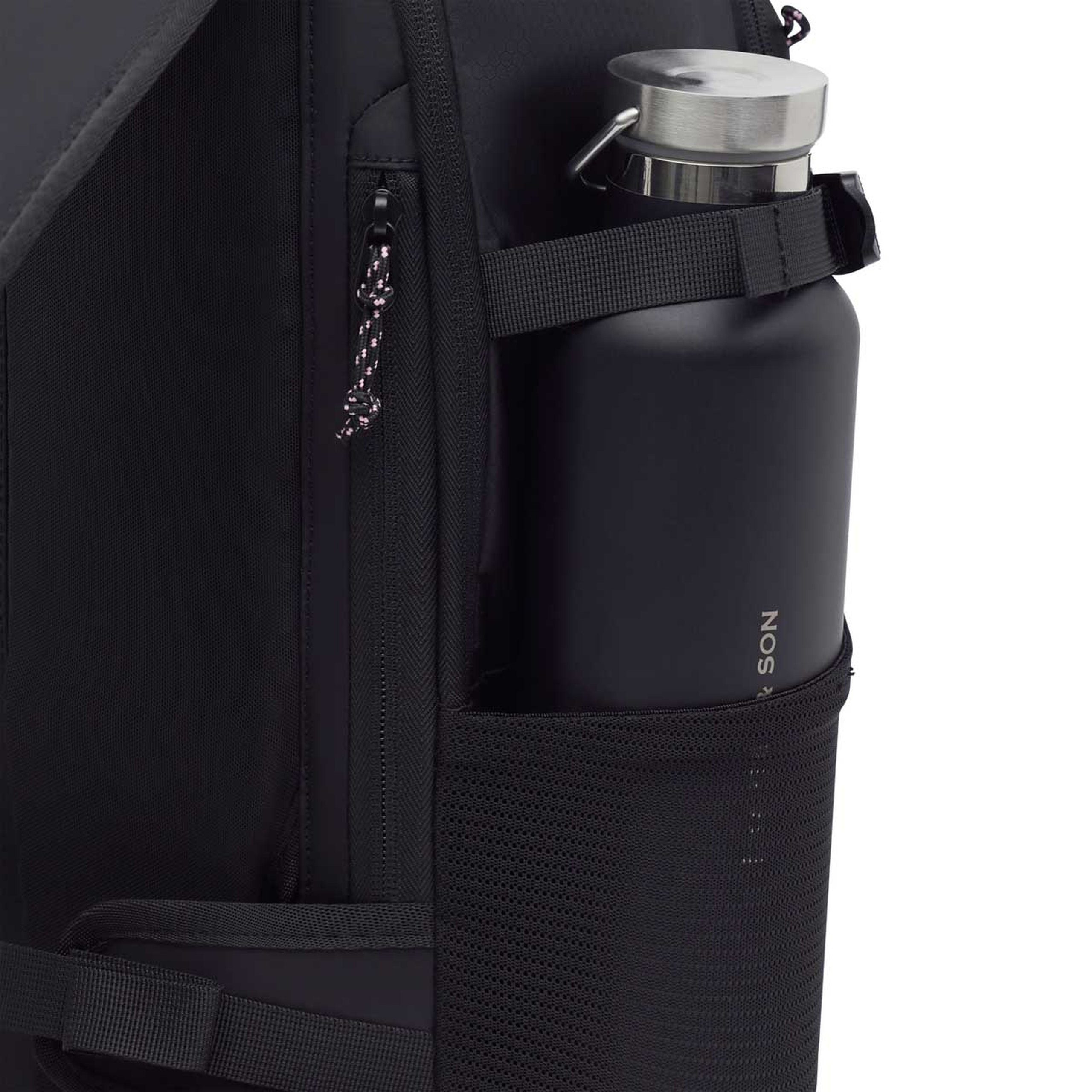 Nahaufnahme des seitlichen Mesh-Flaschenhalters eines Rucksacks mit einer eingelegten Kapten & Son Trinkflasche, Reißverschlusstasche und Schulterriemen im Hintergrund sichtbar.