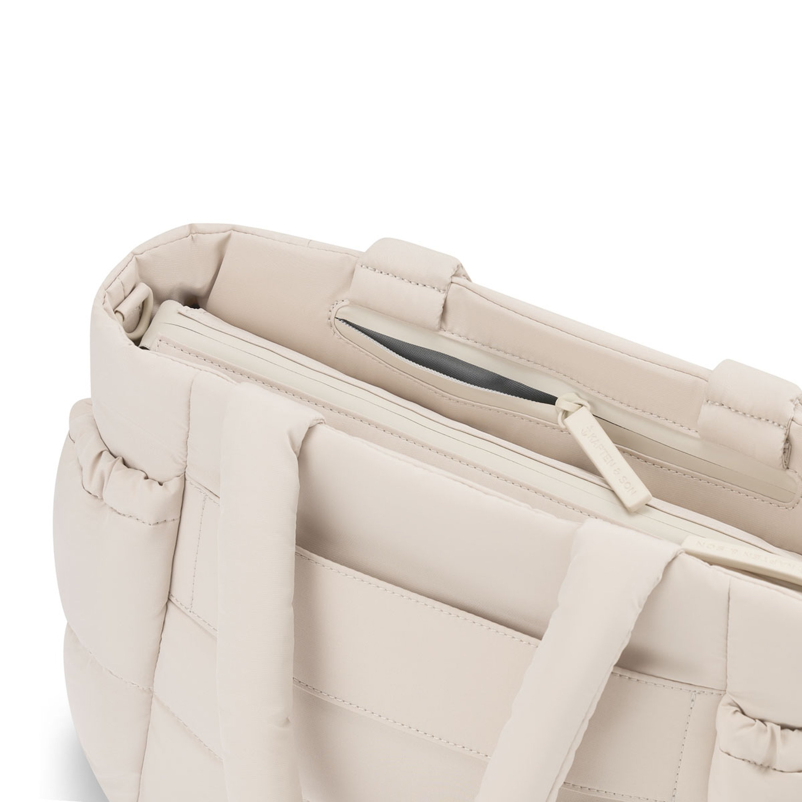 Kapten & Son Hellvi Cloud Tote Bag mit halb geöffnetem Antidiebstahl-Reißverschlussfach – Detailansicht von oben
