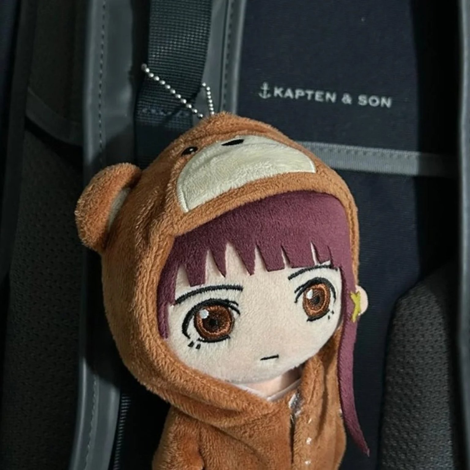 plüschanhänger der anime figur lain an einem kapten and son rucksack